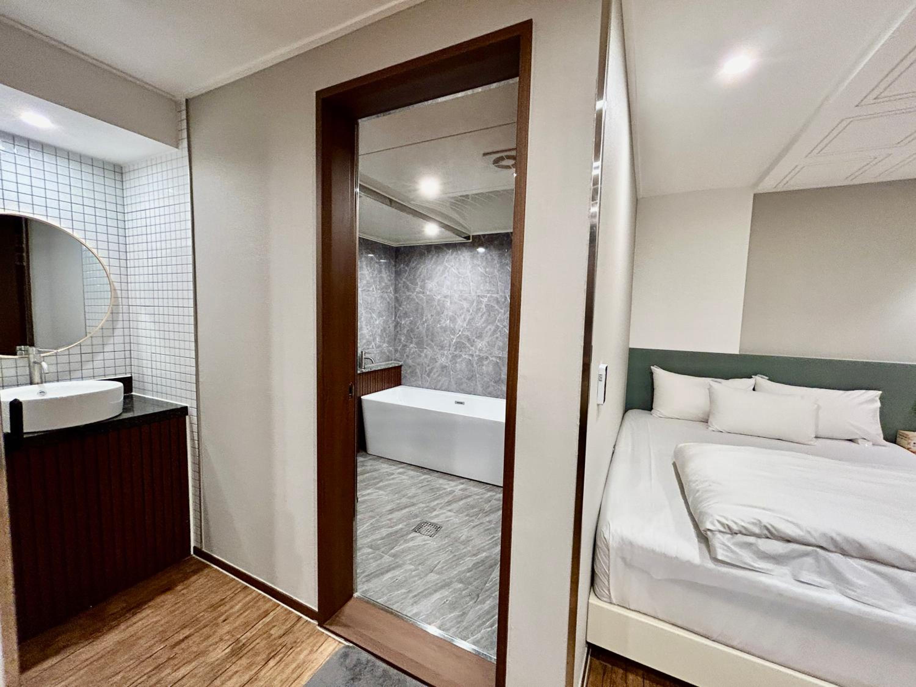 Suite C - Photo 2