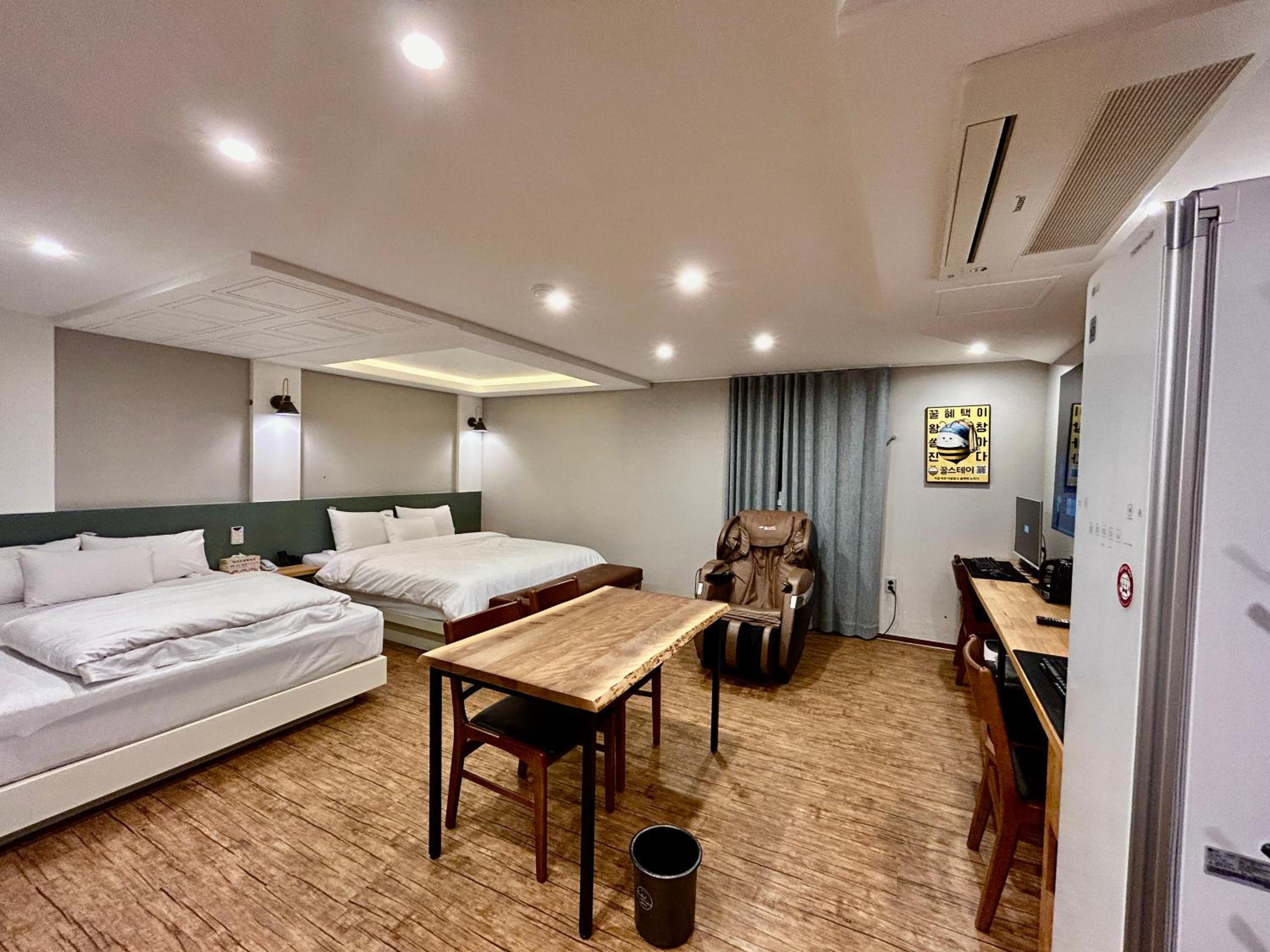 Suite C - Photo 13