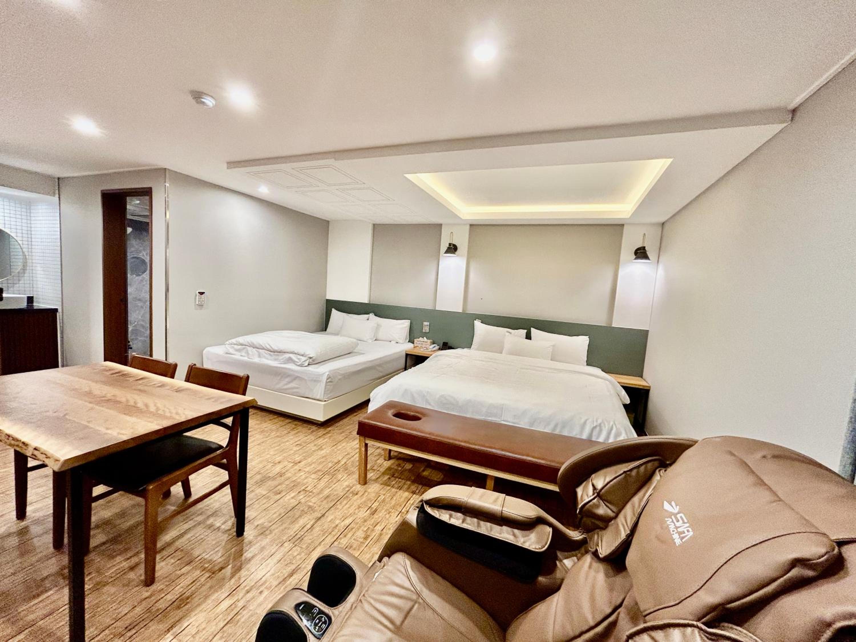 Suite C - Photo 10