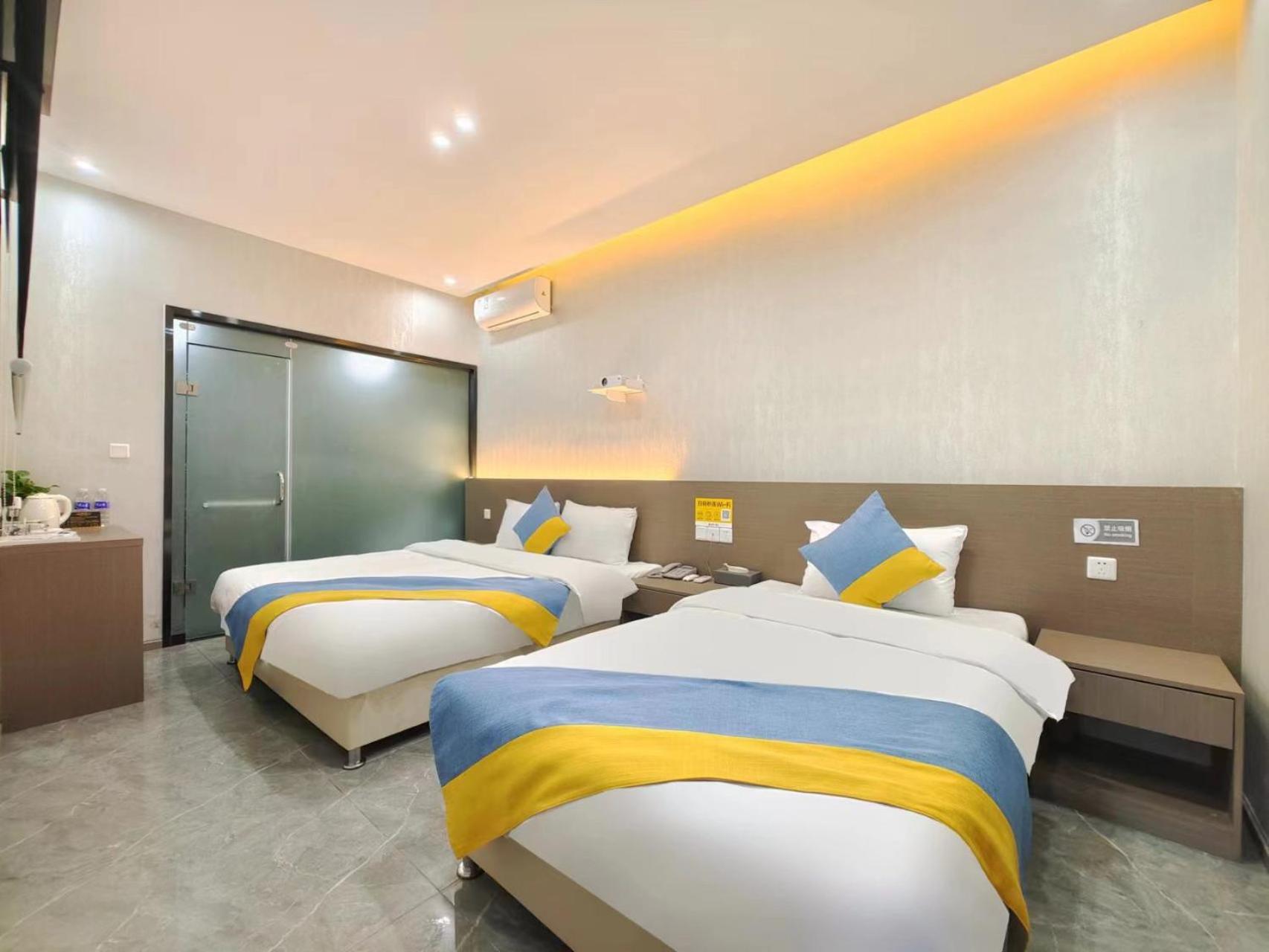 Deluxe Family Suite photo 1
