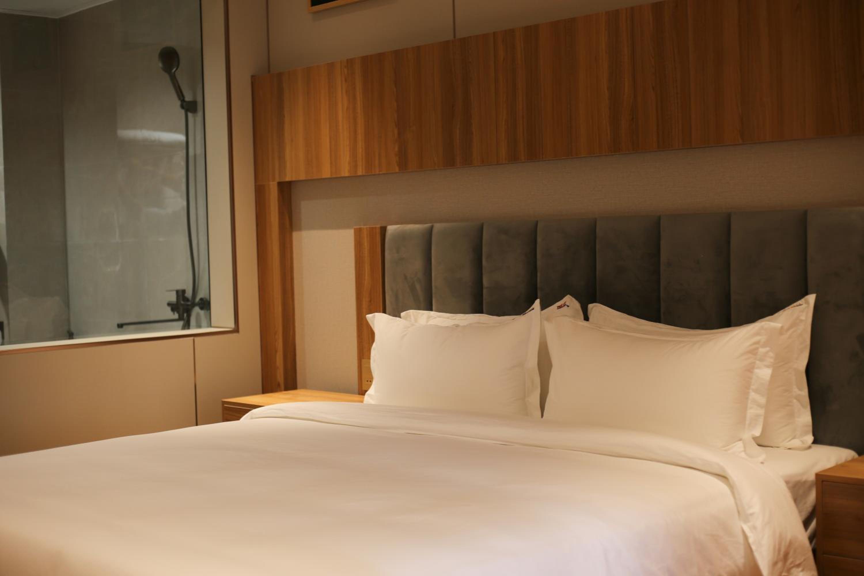 King Room with Pool View photo 2