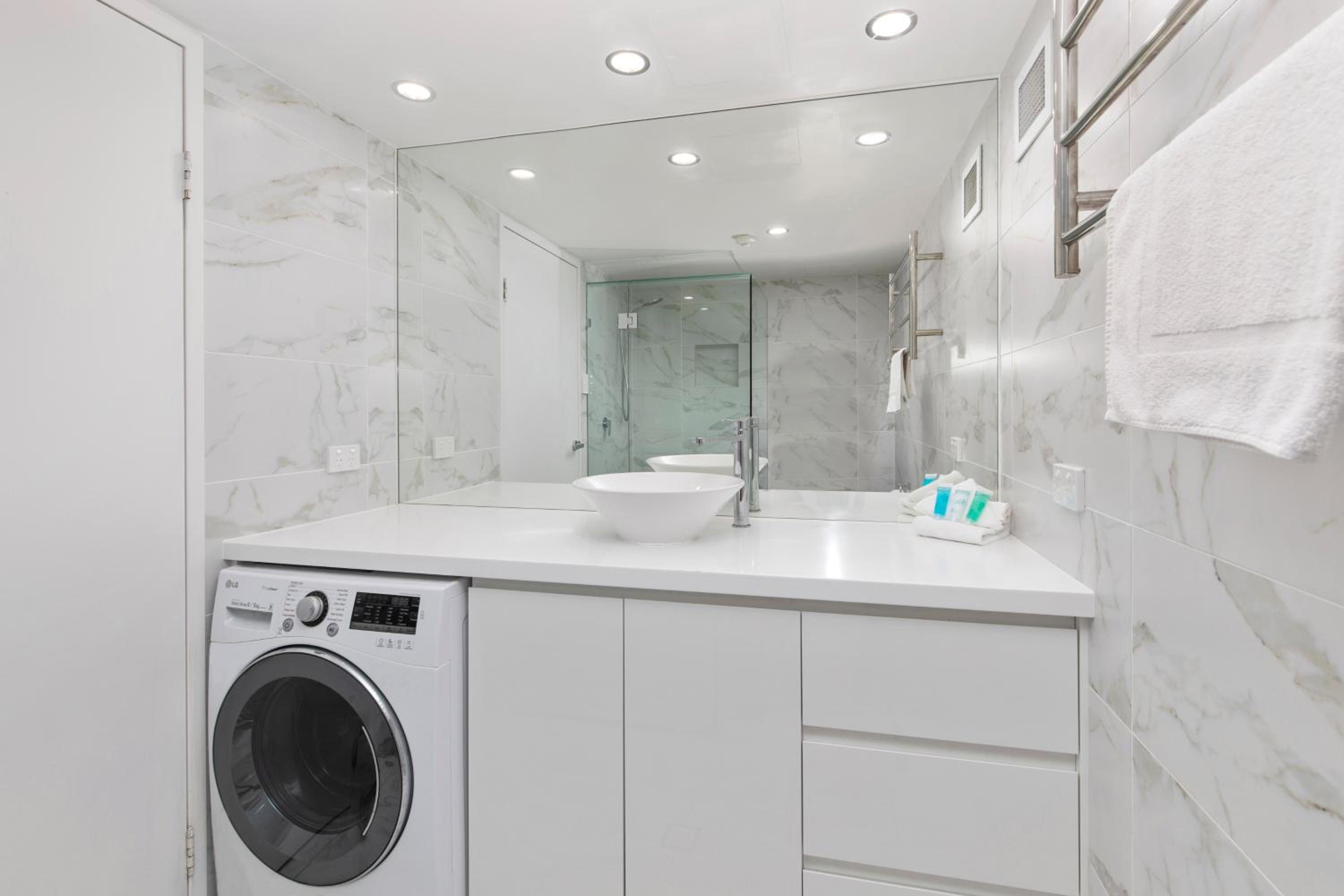 One Superior Bedroom Apartment - Photo 3