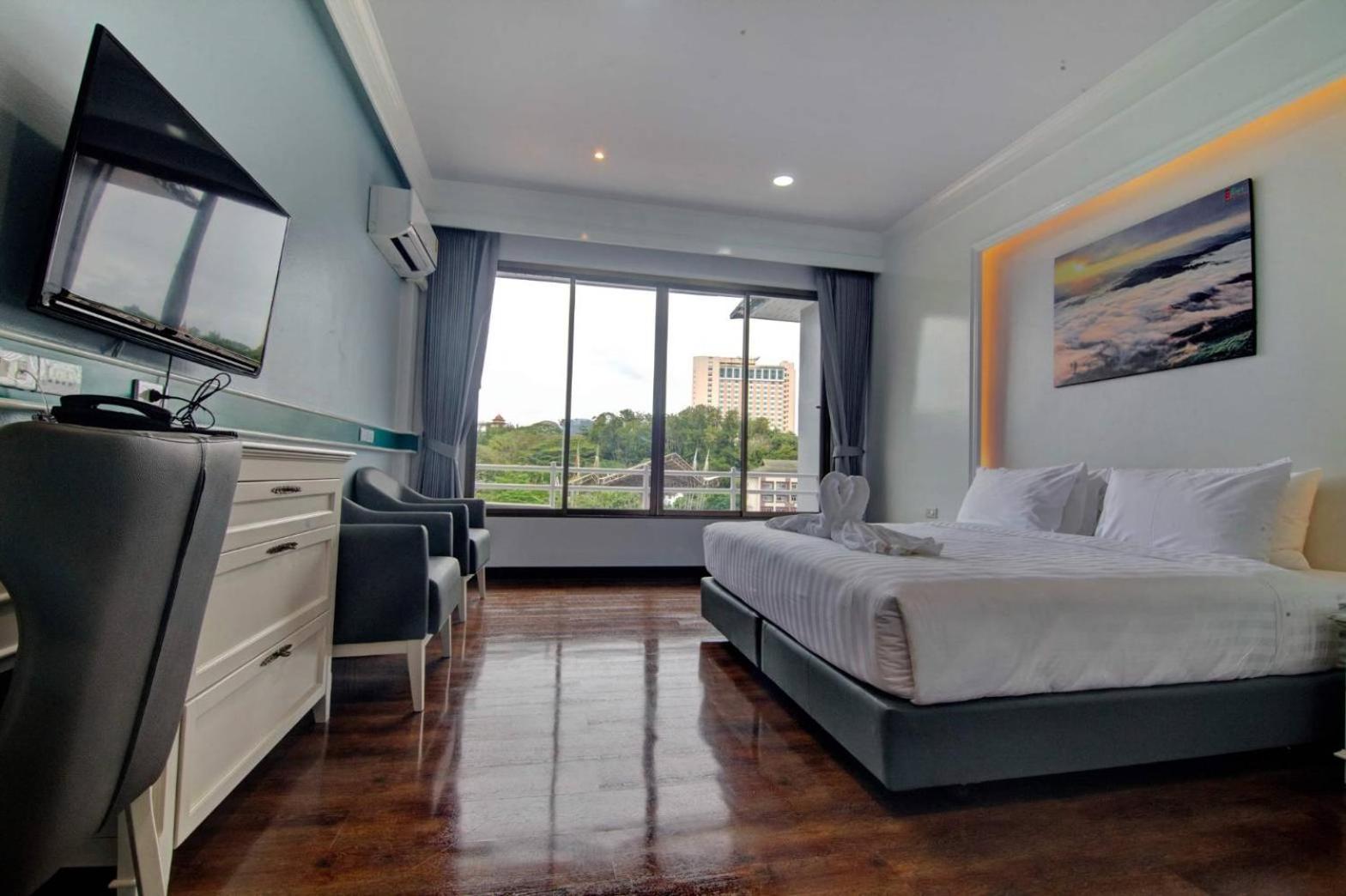 Deluxe King Room - Photo 1
