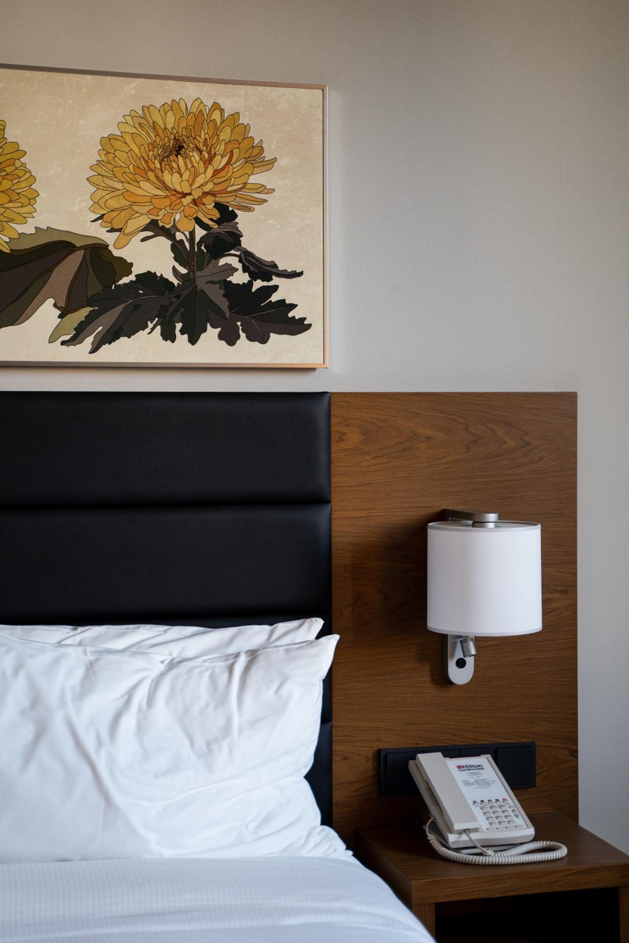 King Room with Sofa Bed - Photo 4