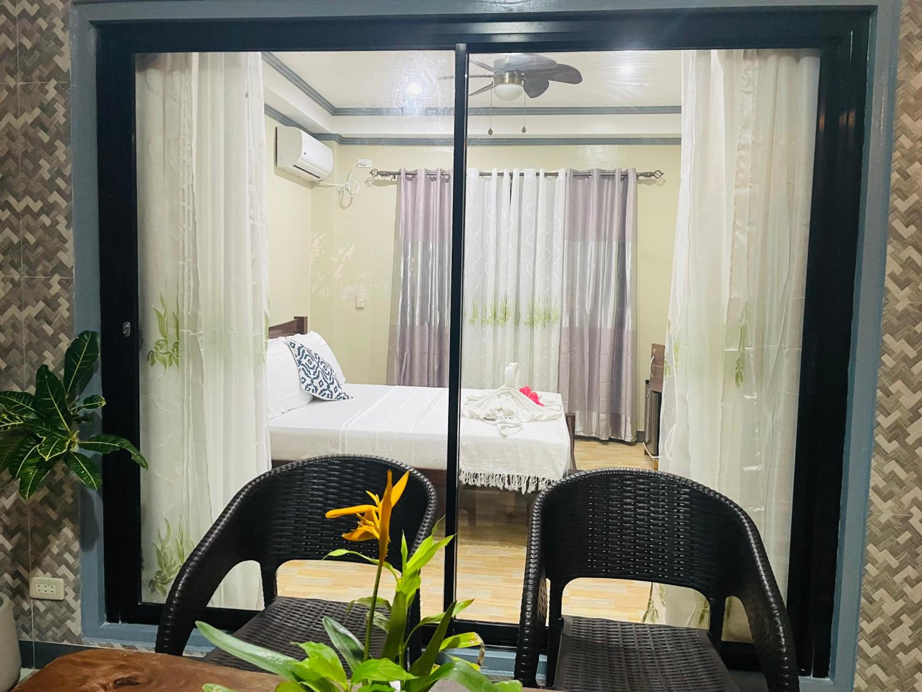 Deluxe Double Room with Sea View - Photo 17