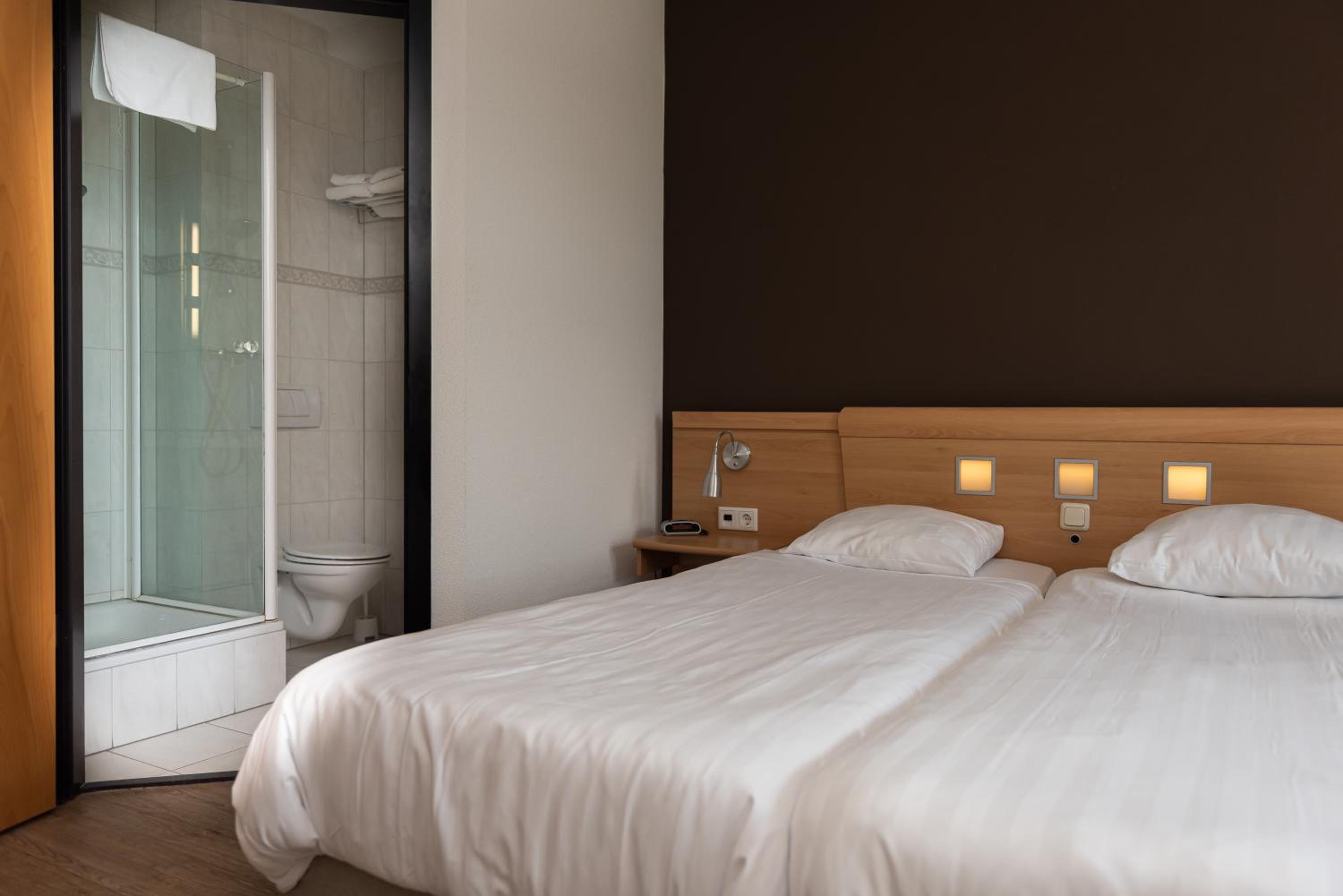 Double Room with Lake View - Photo 3