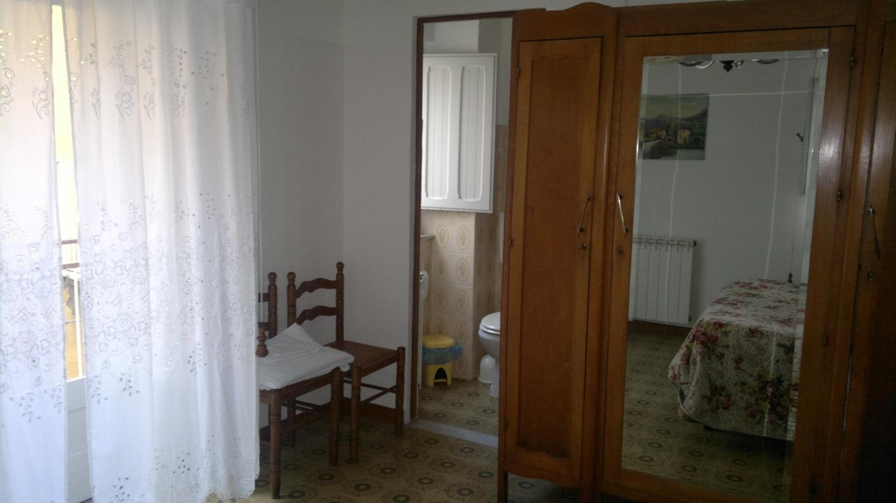 Double Room - Photo 5