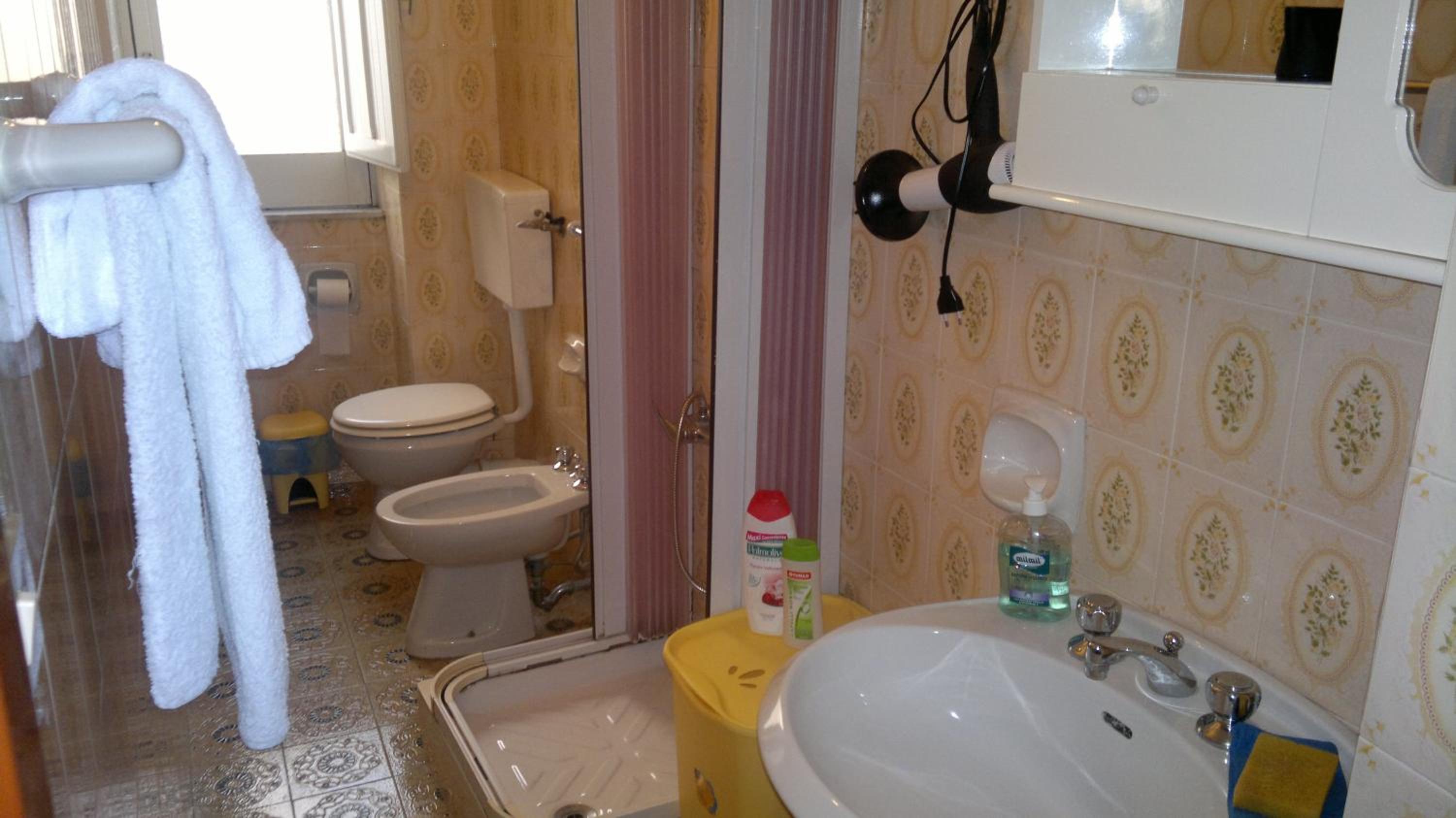 Double Room - Photo 7