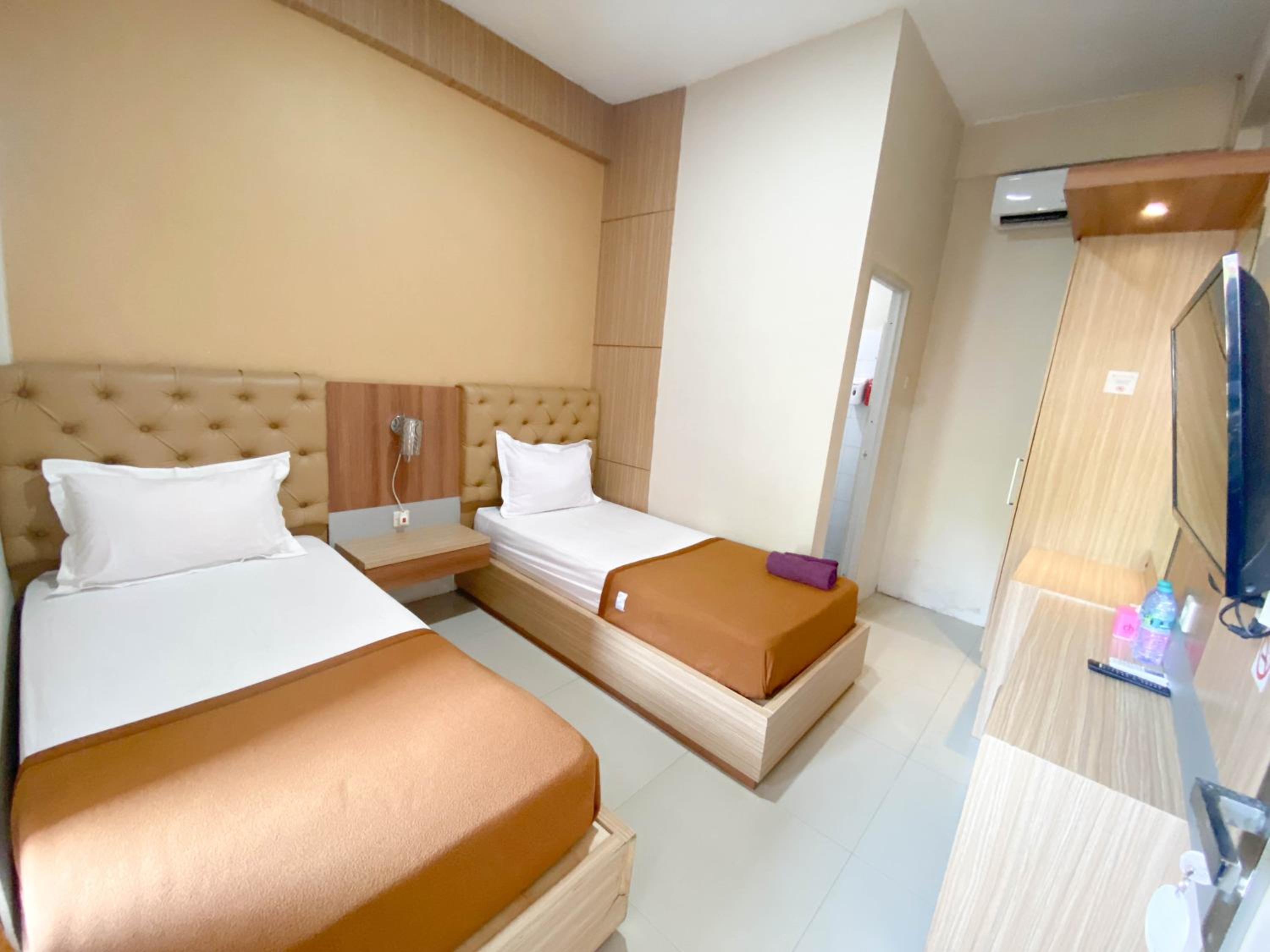 Standard Twin Room - Photo 1