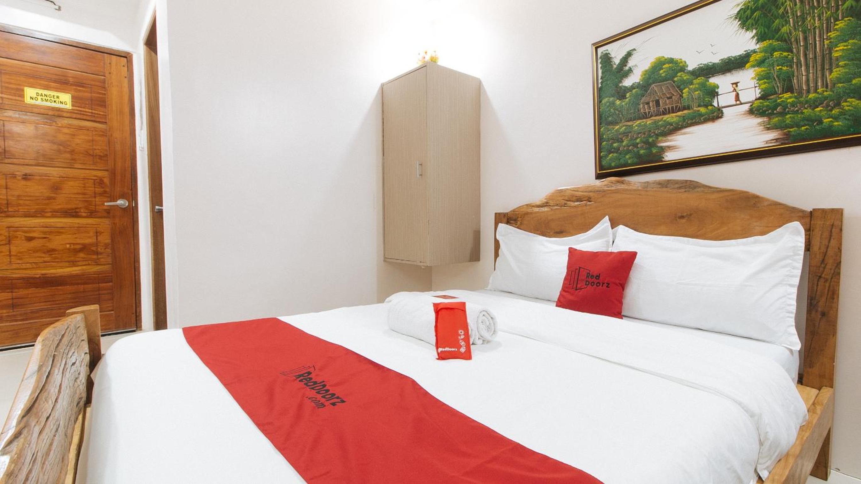 Deluxe Room - Photo 5