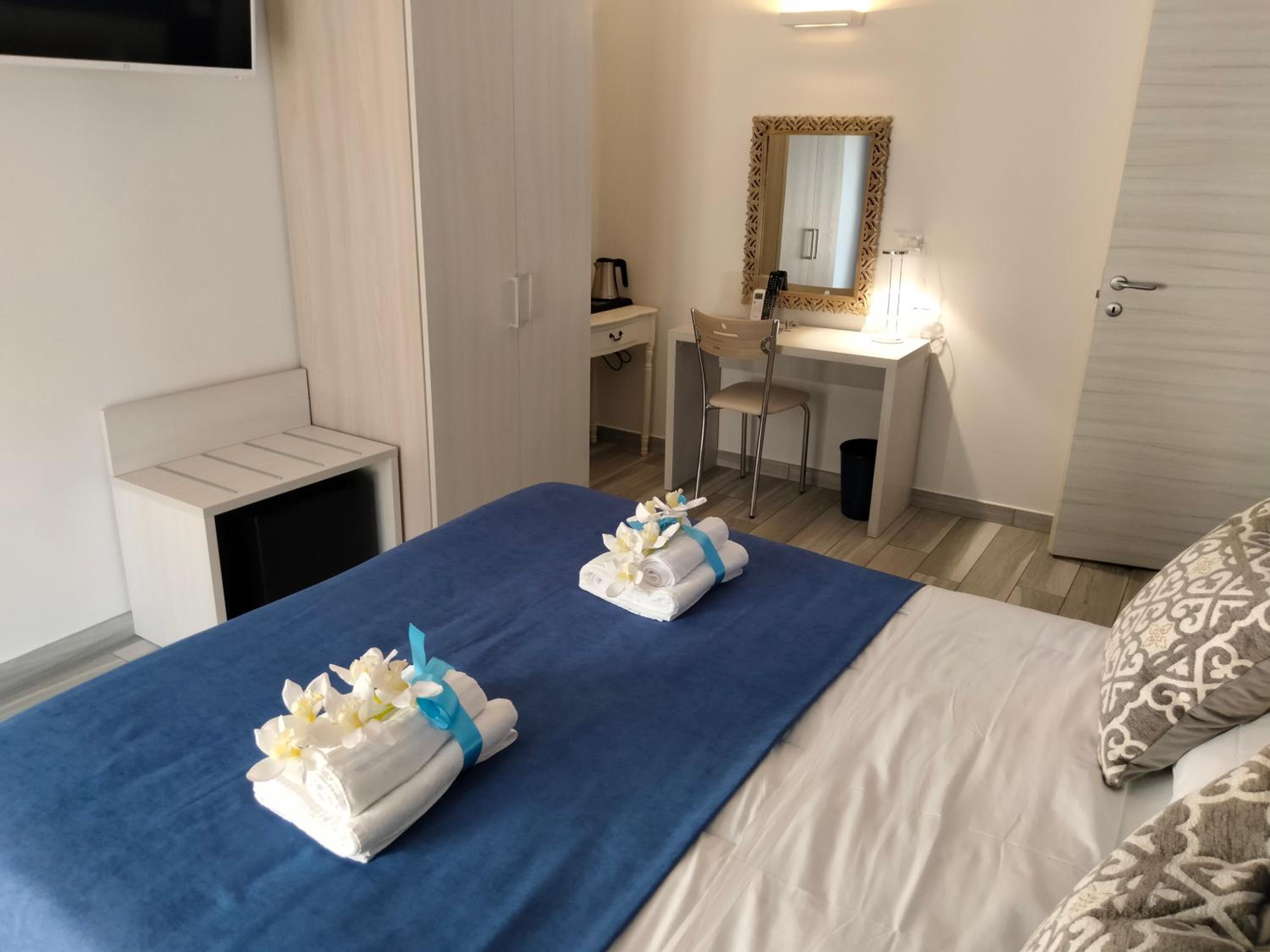 Double or Twin Room with Private Bathroom - Photo 21