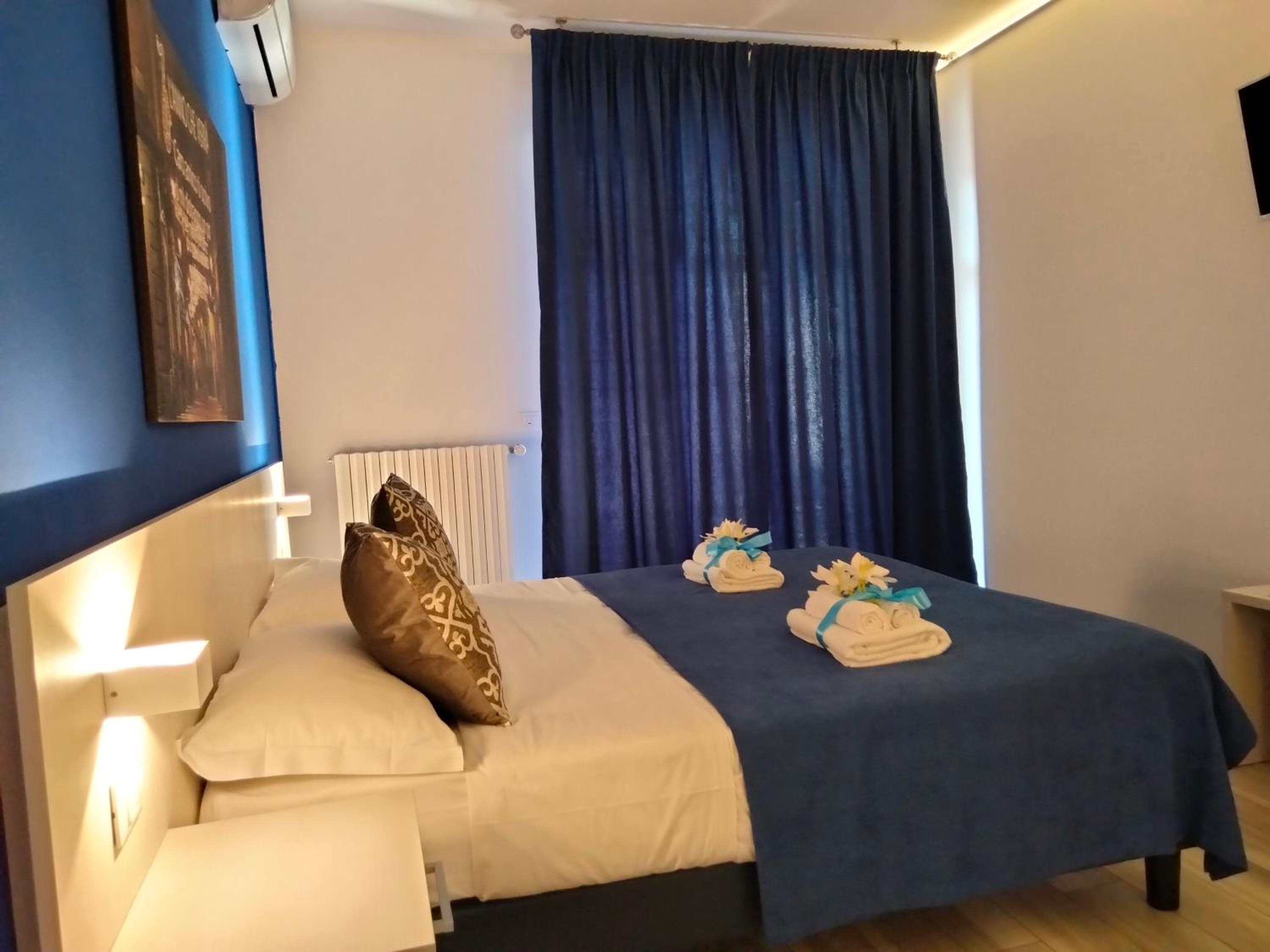Double or Twin Room with Private Bathroom - Photo 22