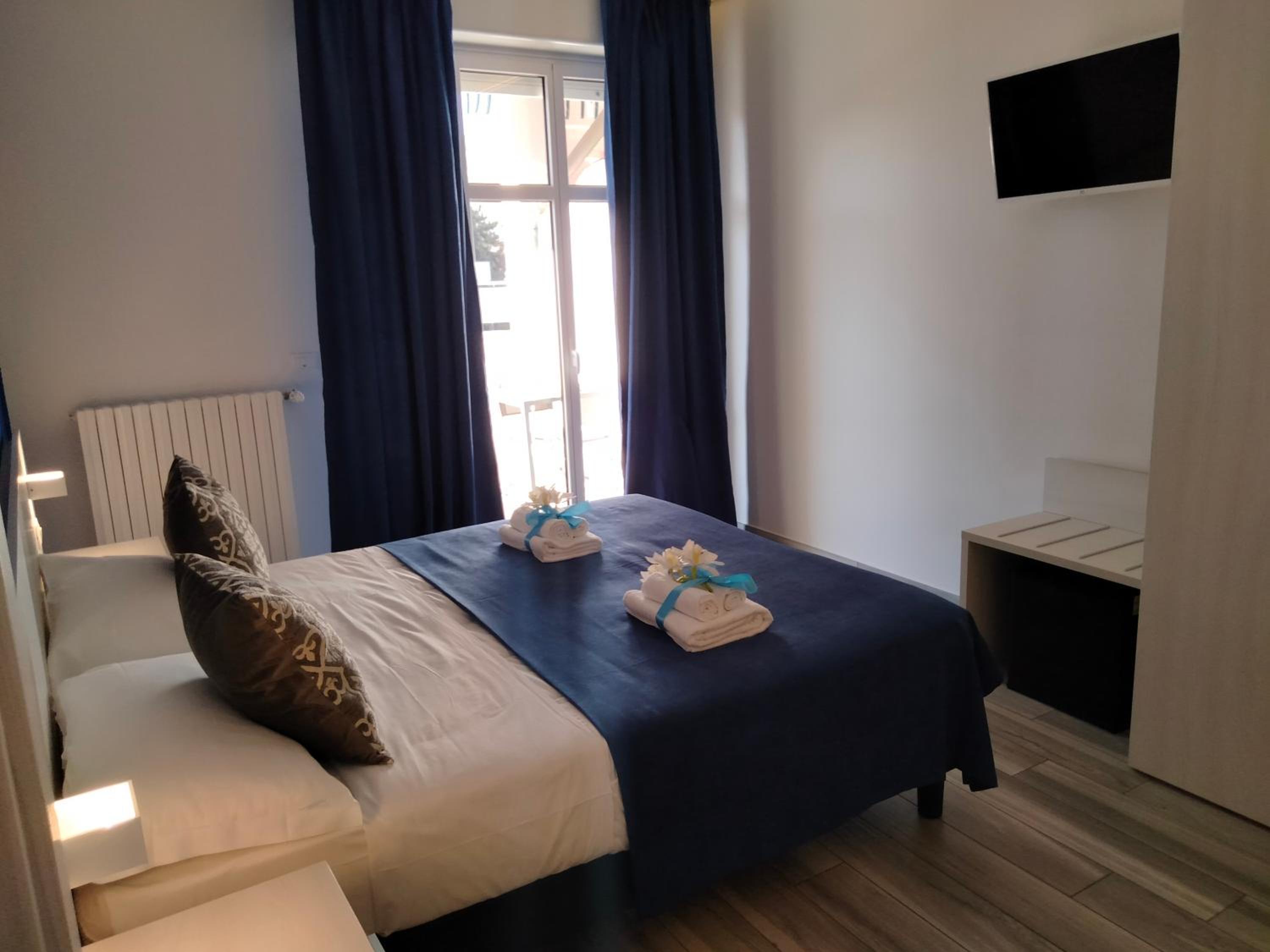 Double or Twin Room with Private Bathroom - Photo 17