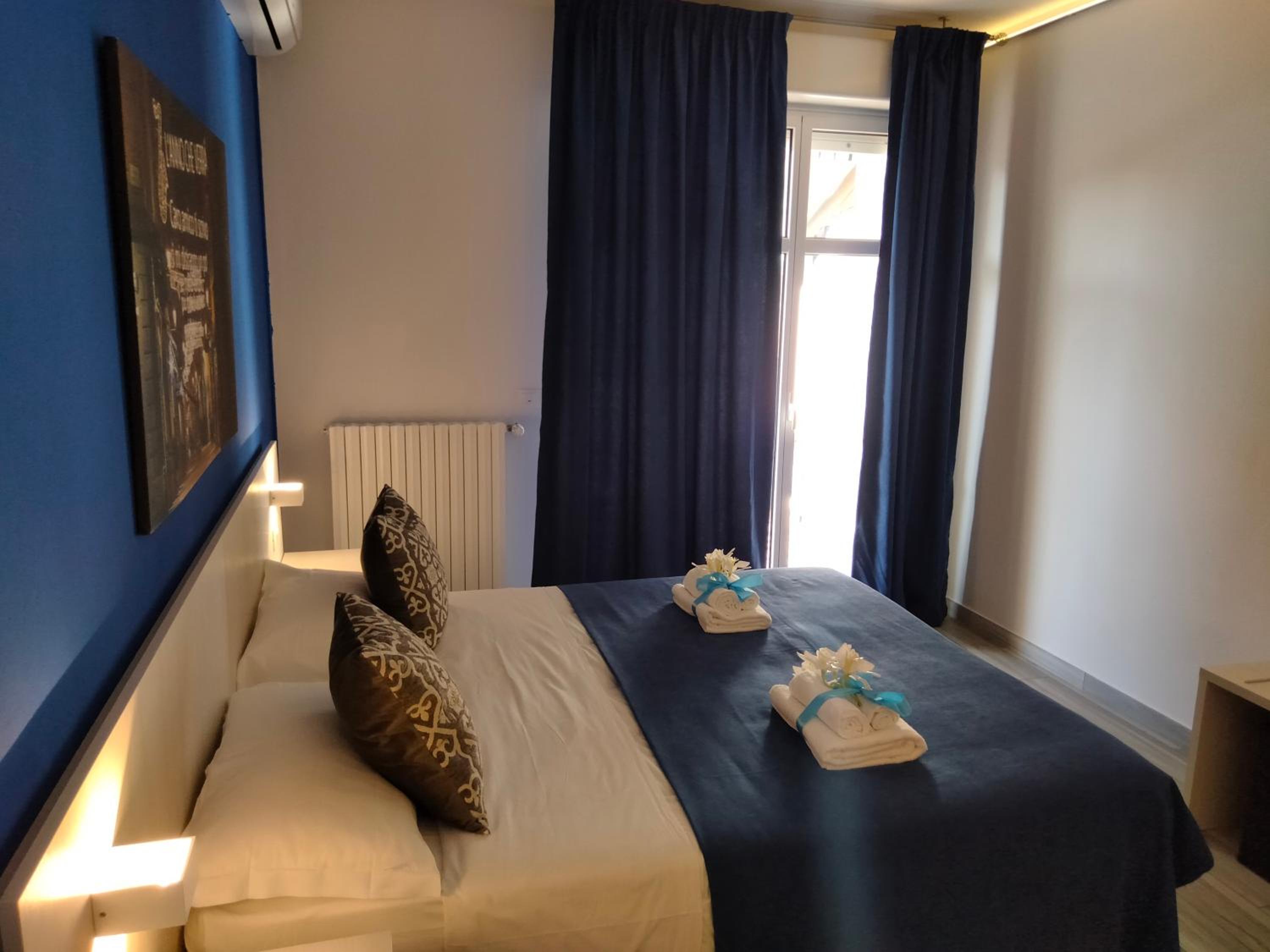 Double or Twin Room with Private Bathroom - Photo 2