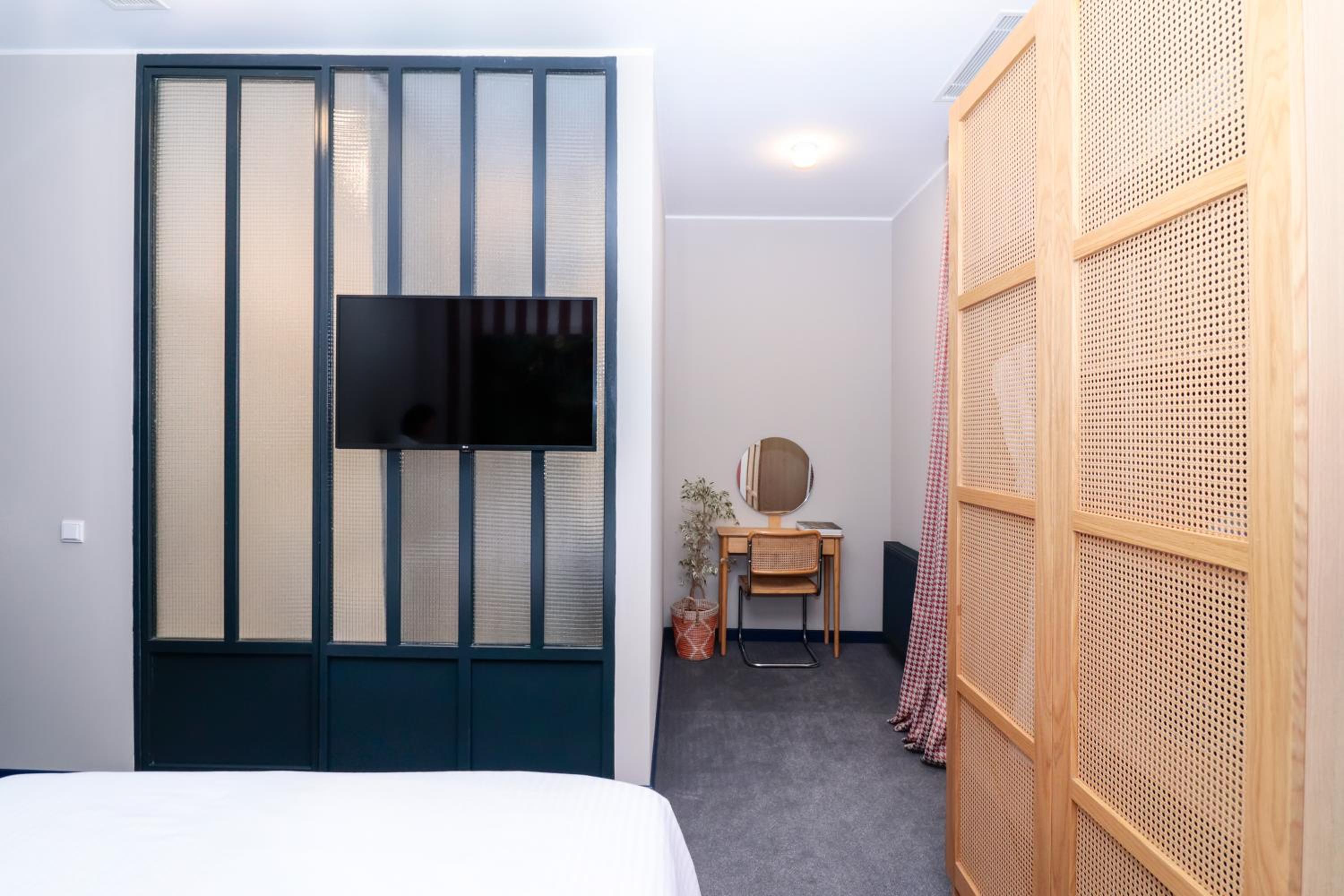 Double Room with Balcony - Photo 6