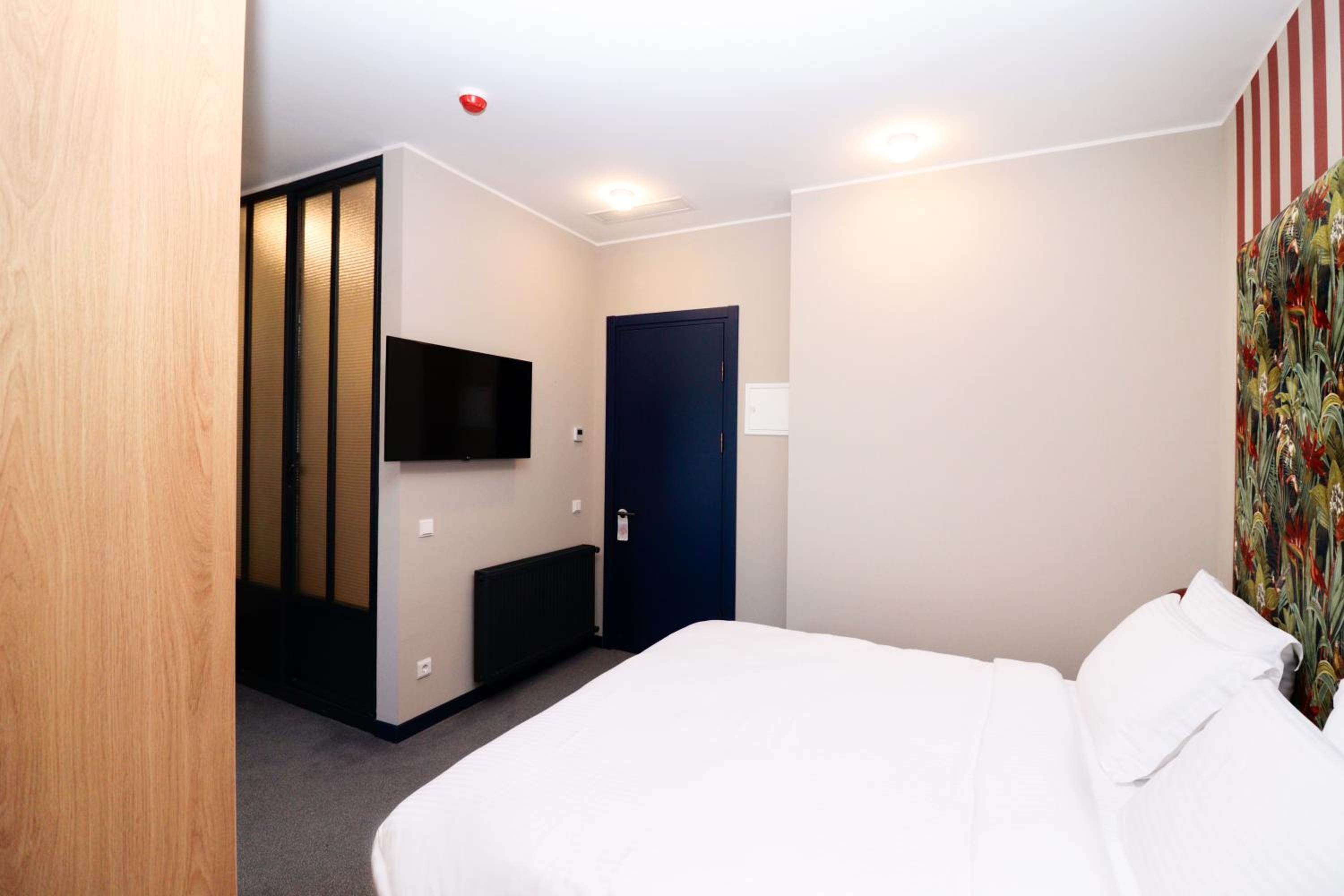Triple Room with Balcony - Photo 12