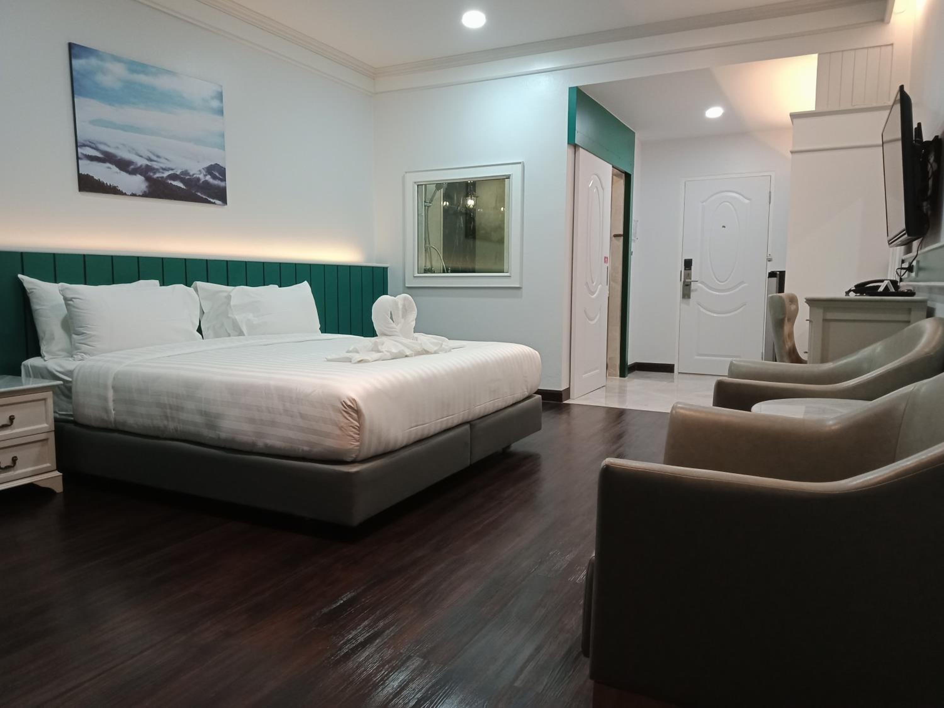 Deluxe King Room - Photo 3