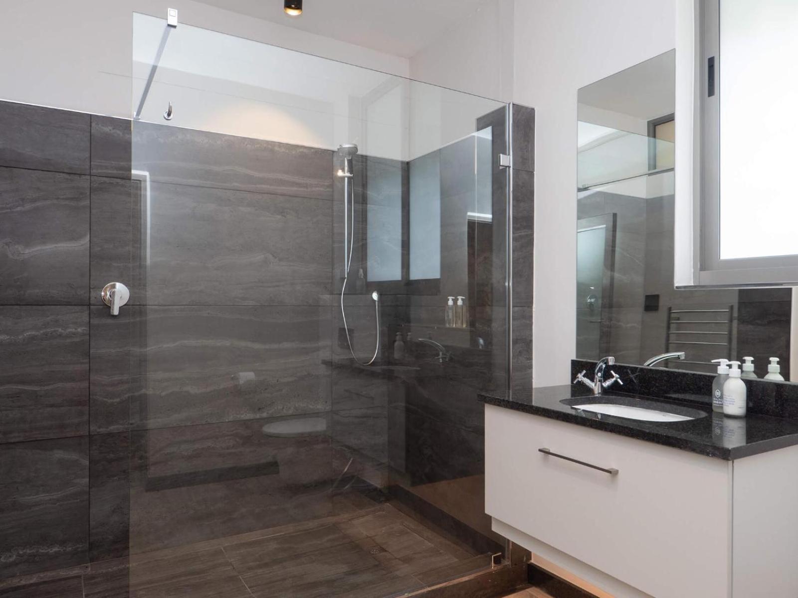 Queen Suite with Sea View - Photo 4