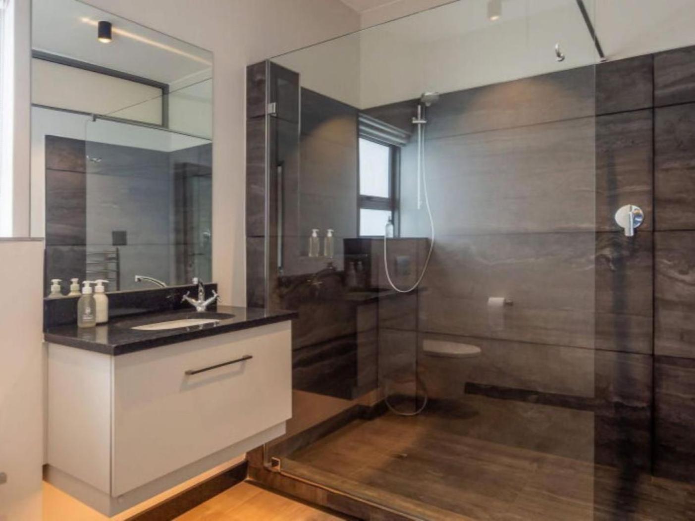 Deluxe Suite with Sea View - Photo 4