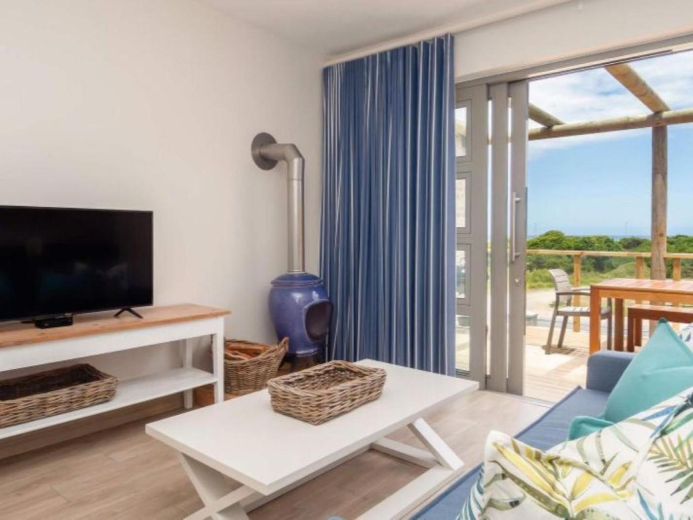 Deluxe Suite with Sea View - Photo 6