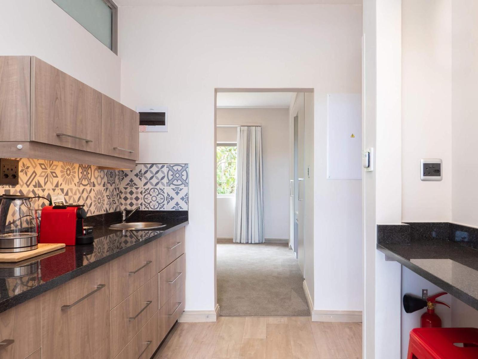 Queen Suite with Sea View - Photo 10