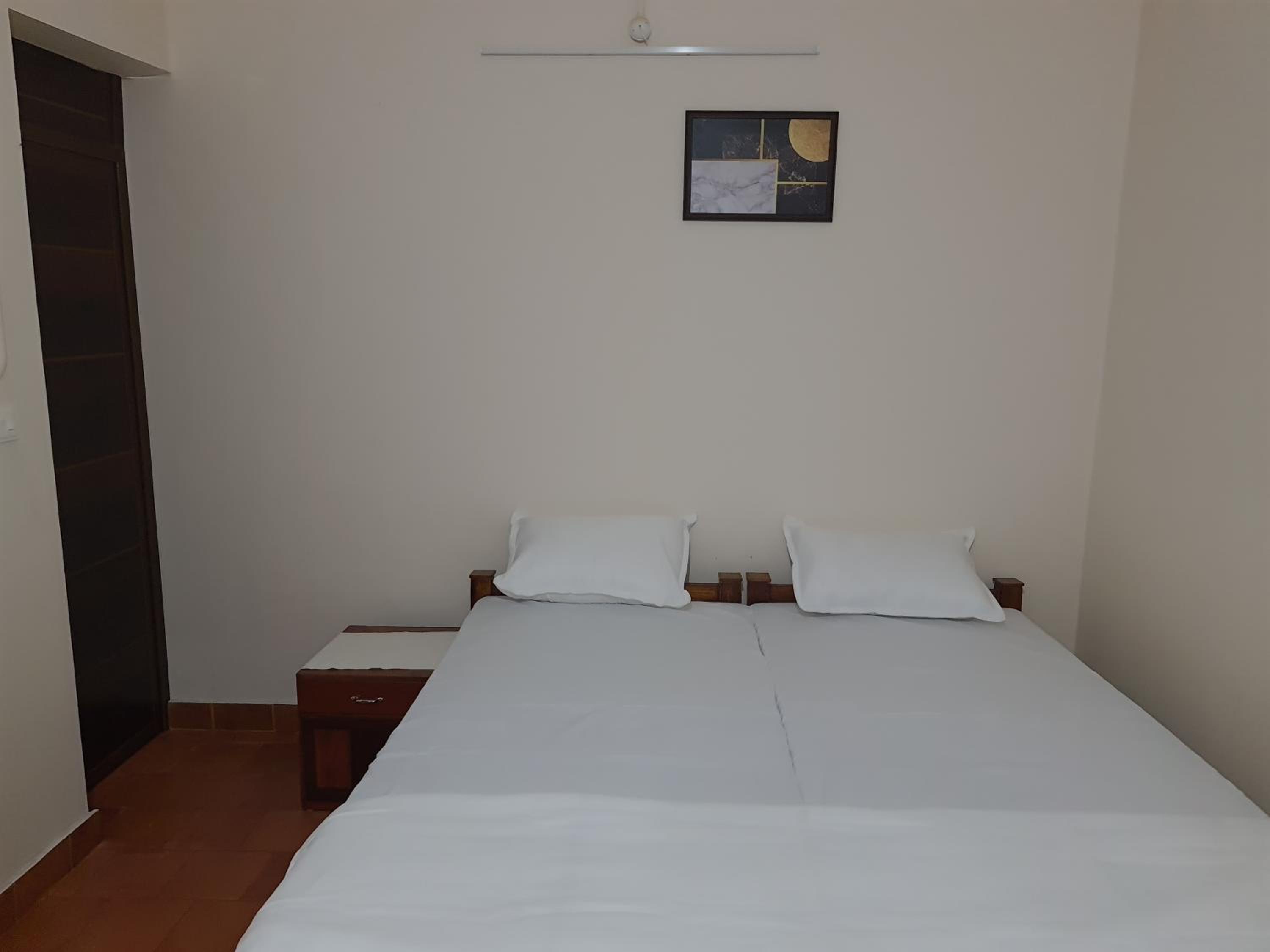 Single Room with Private Bathroom photo 3