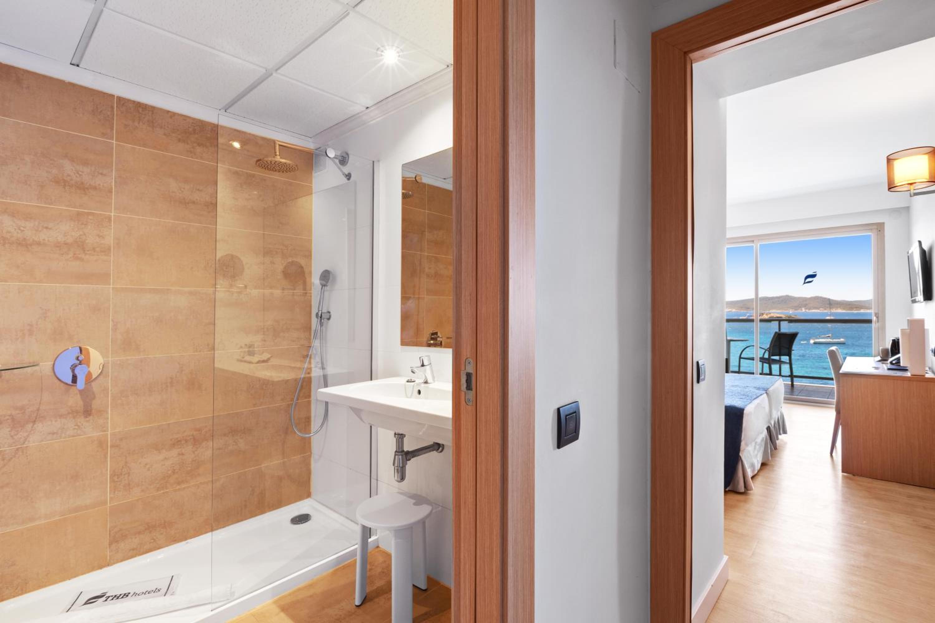 Double or Twin Room with Sea View - Photo 4