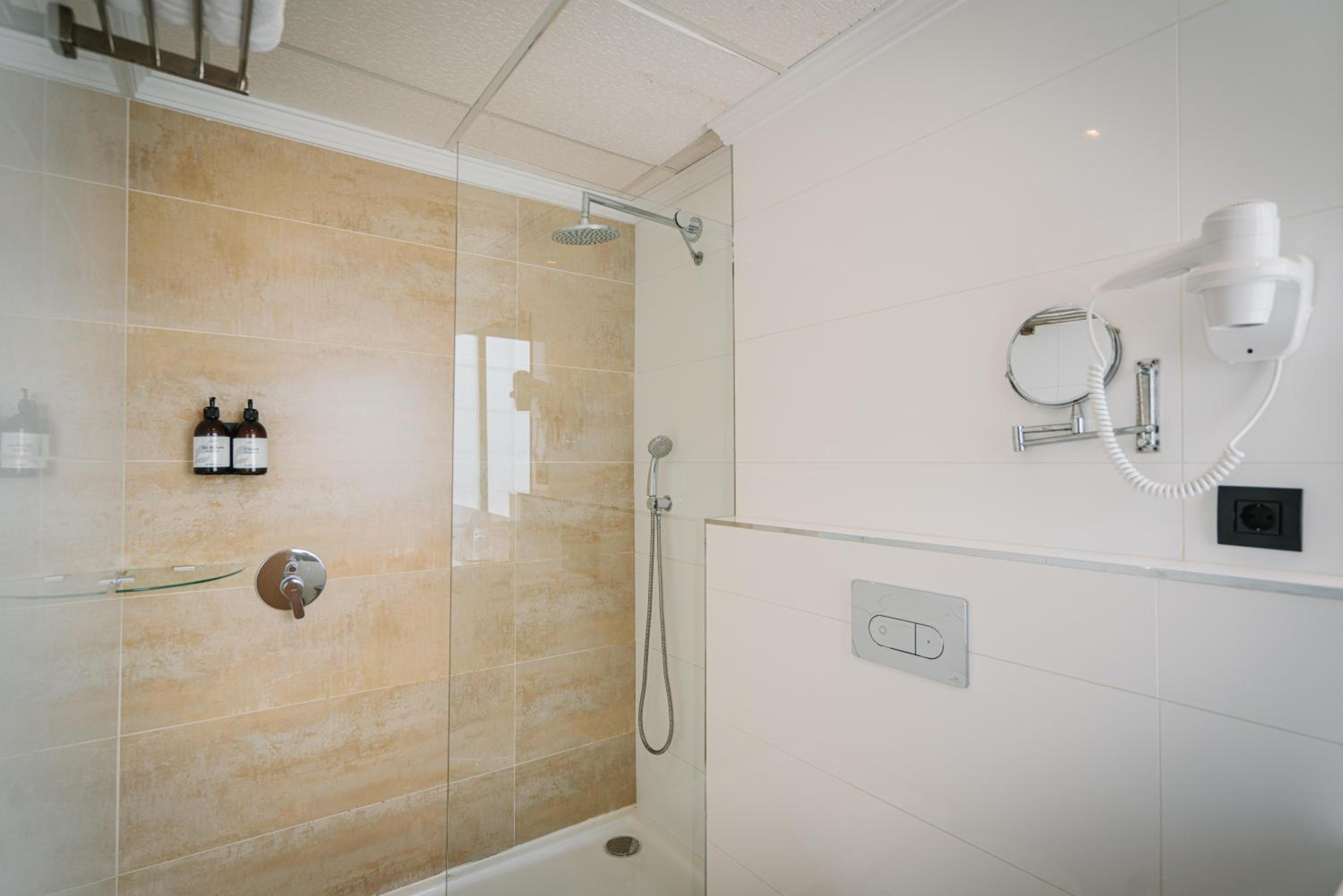 Double or Twin Room with Sea View - Photo 5
