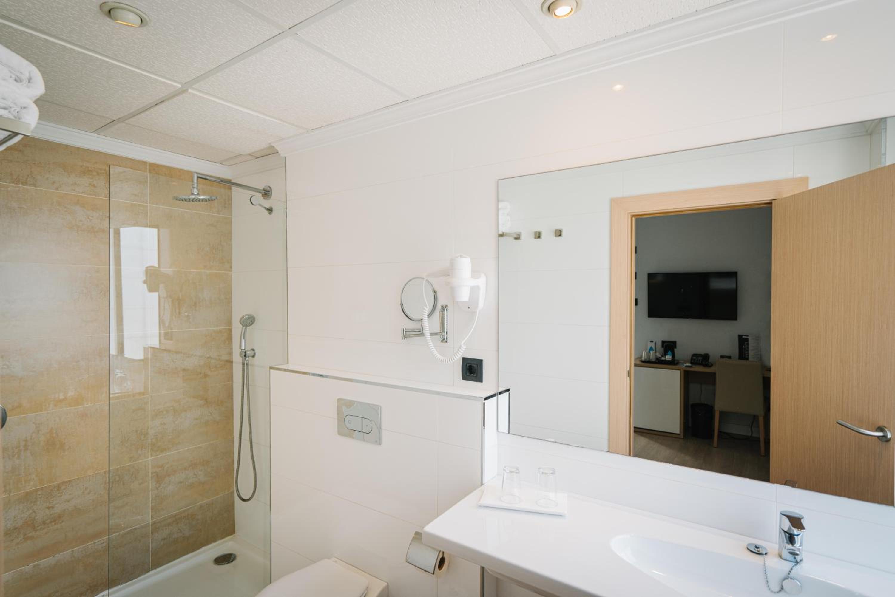 Double or Twin Room with Sea View - Photo 6