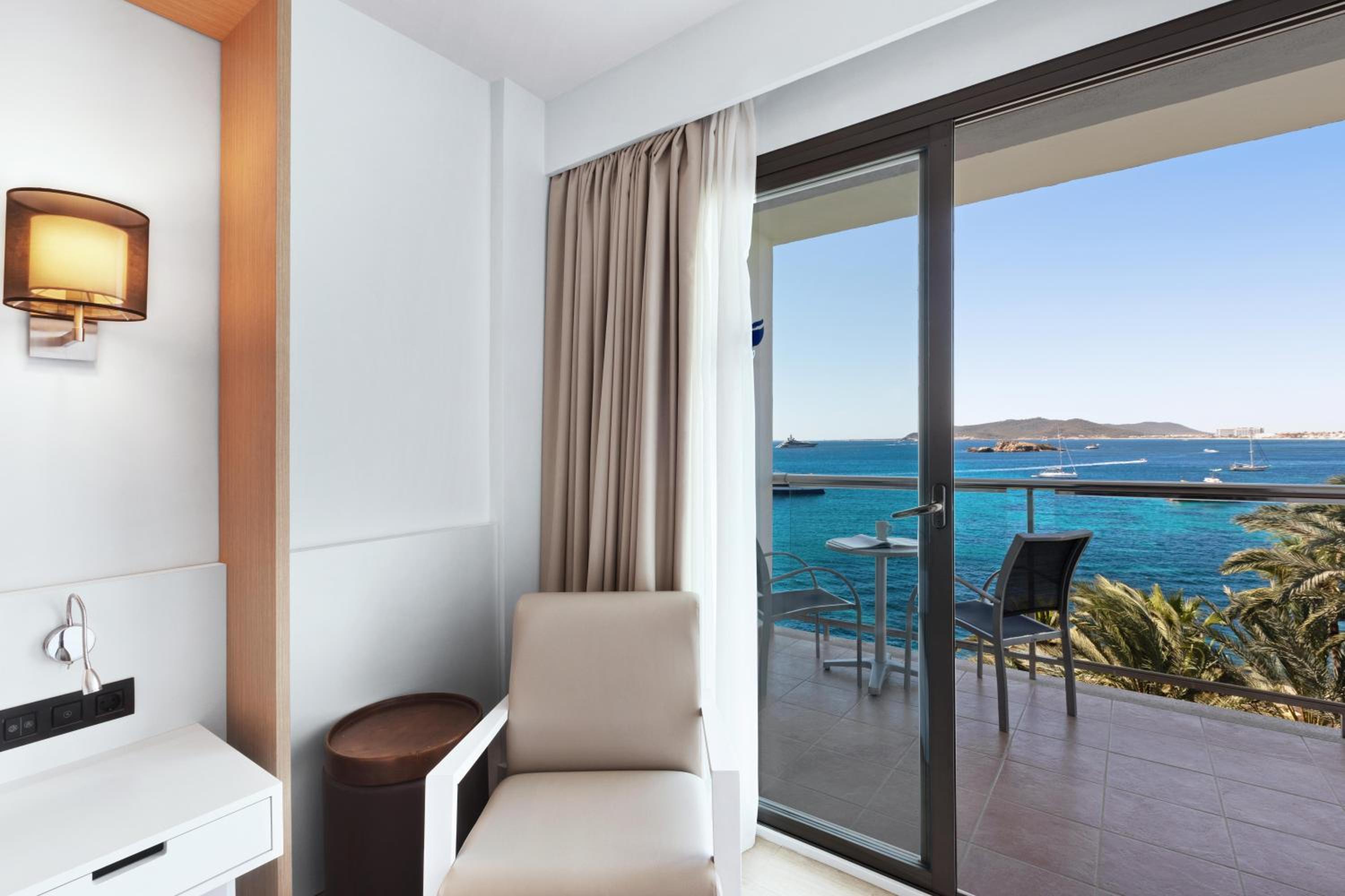 Double or Twin Room with Sea View - Photo 2