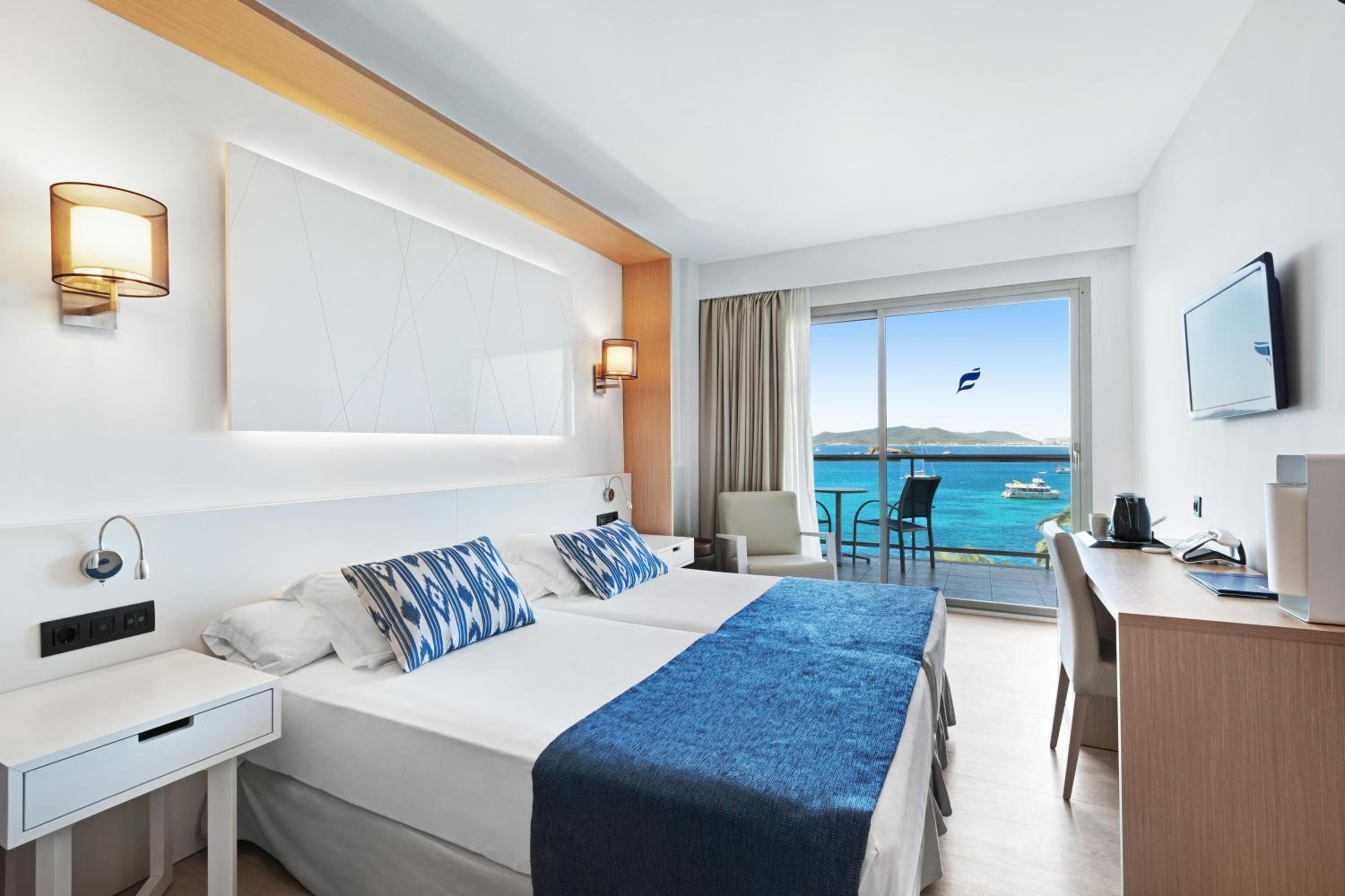 Double or Twin Room with Sea View - Photo 1