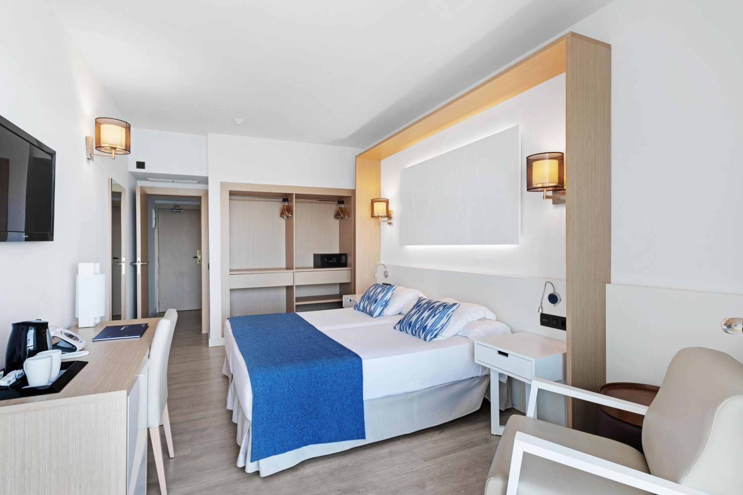 Double or Twin Room with Sea View - Photo 3