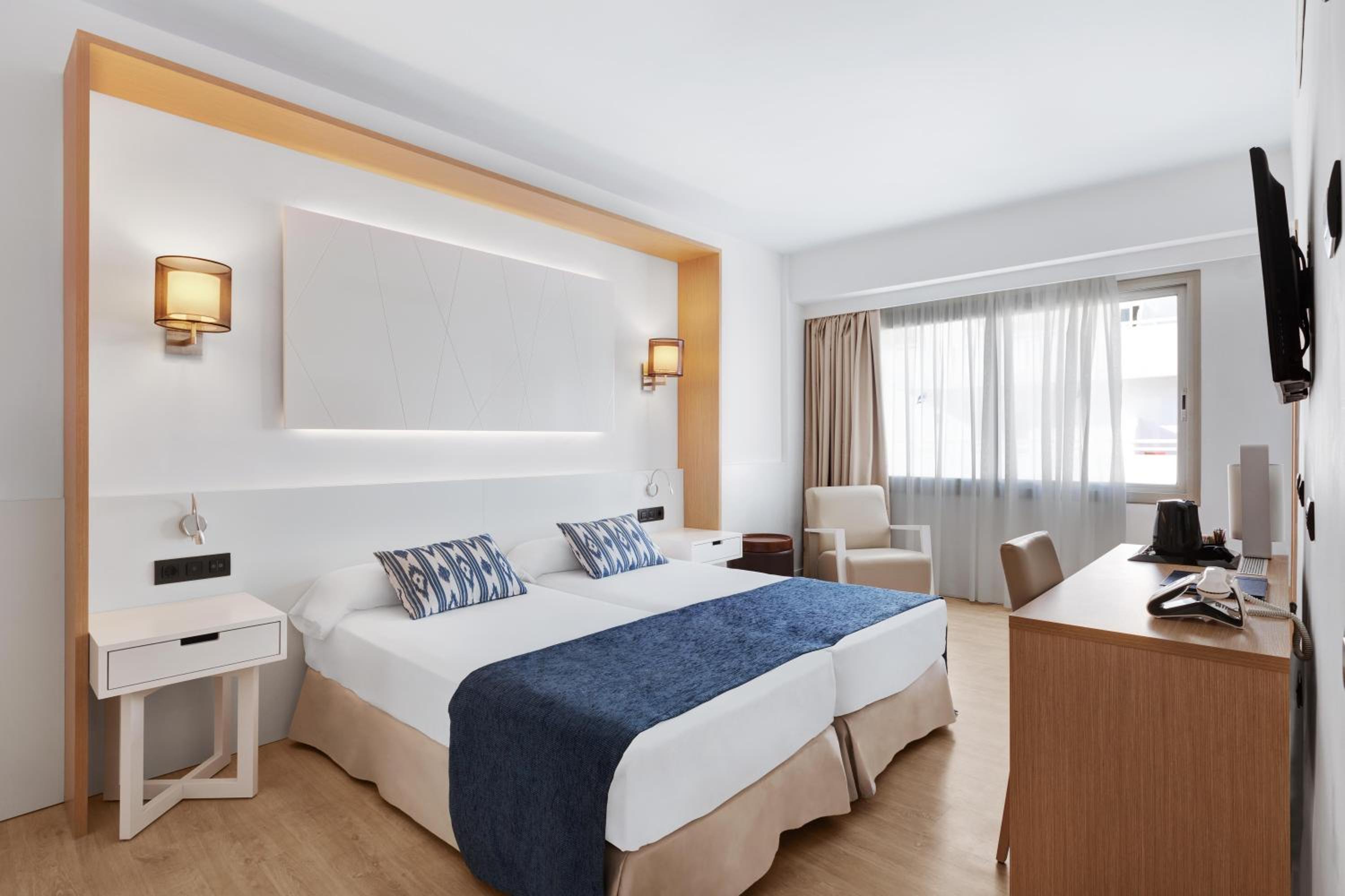 Double or Twin Room - Photo 4