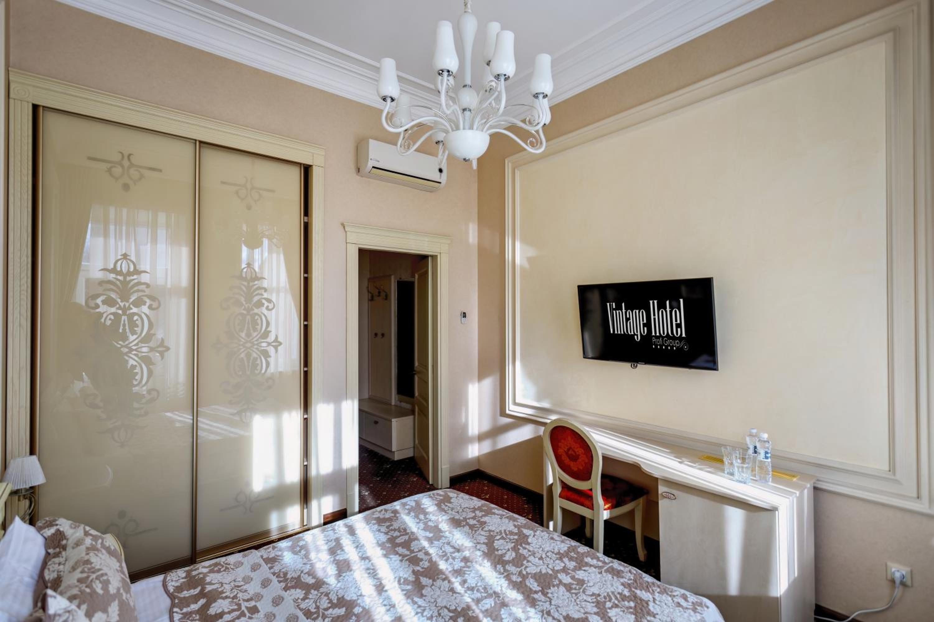 Standard King Room photo 1