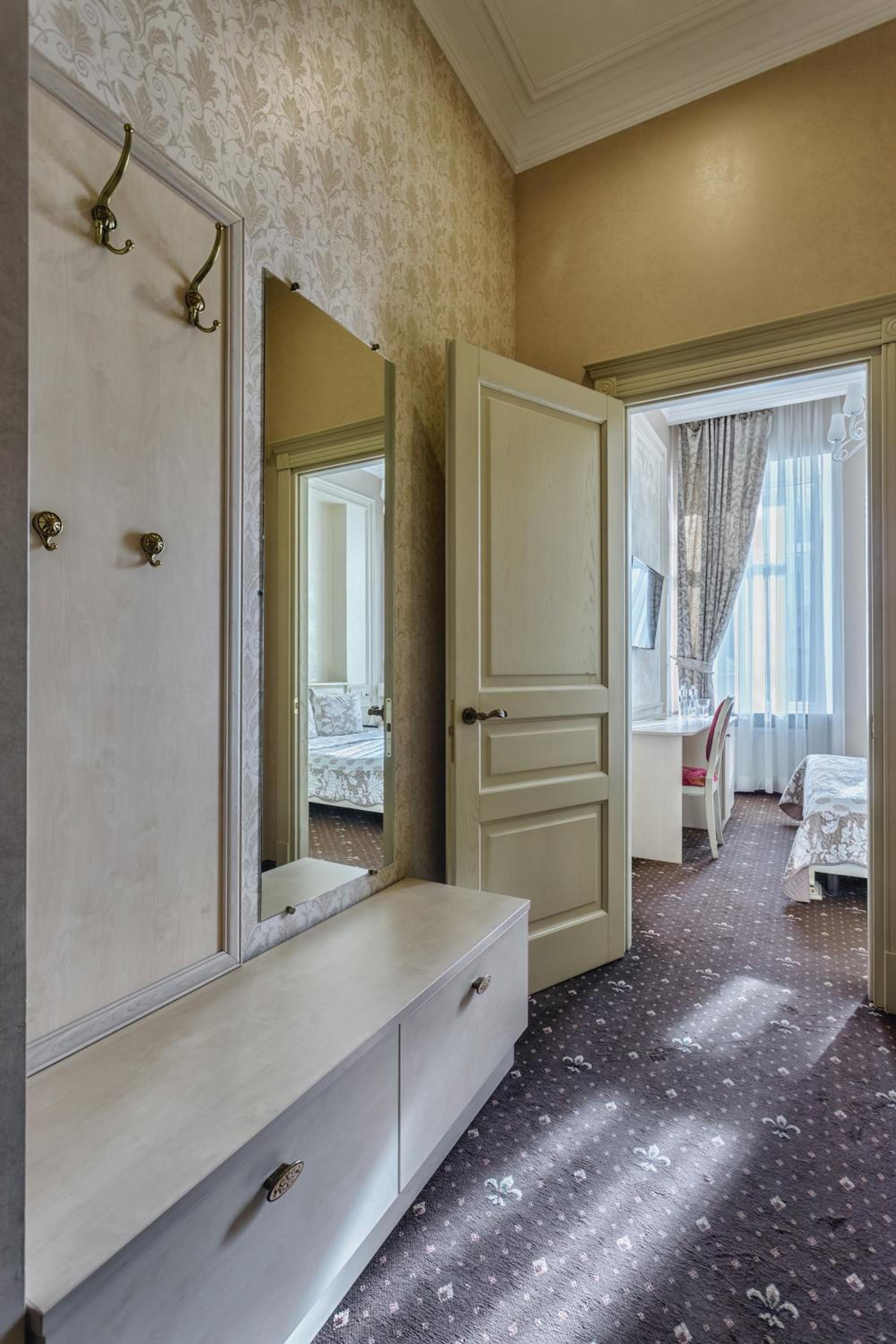 Standard King Room photo 3