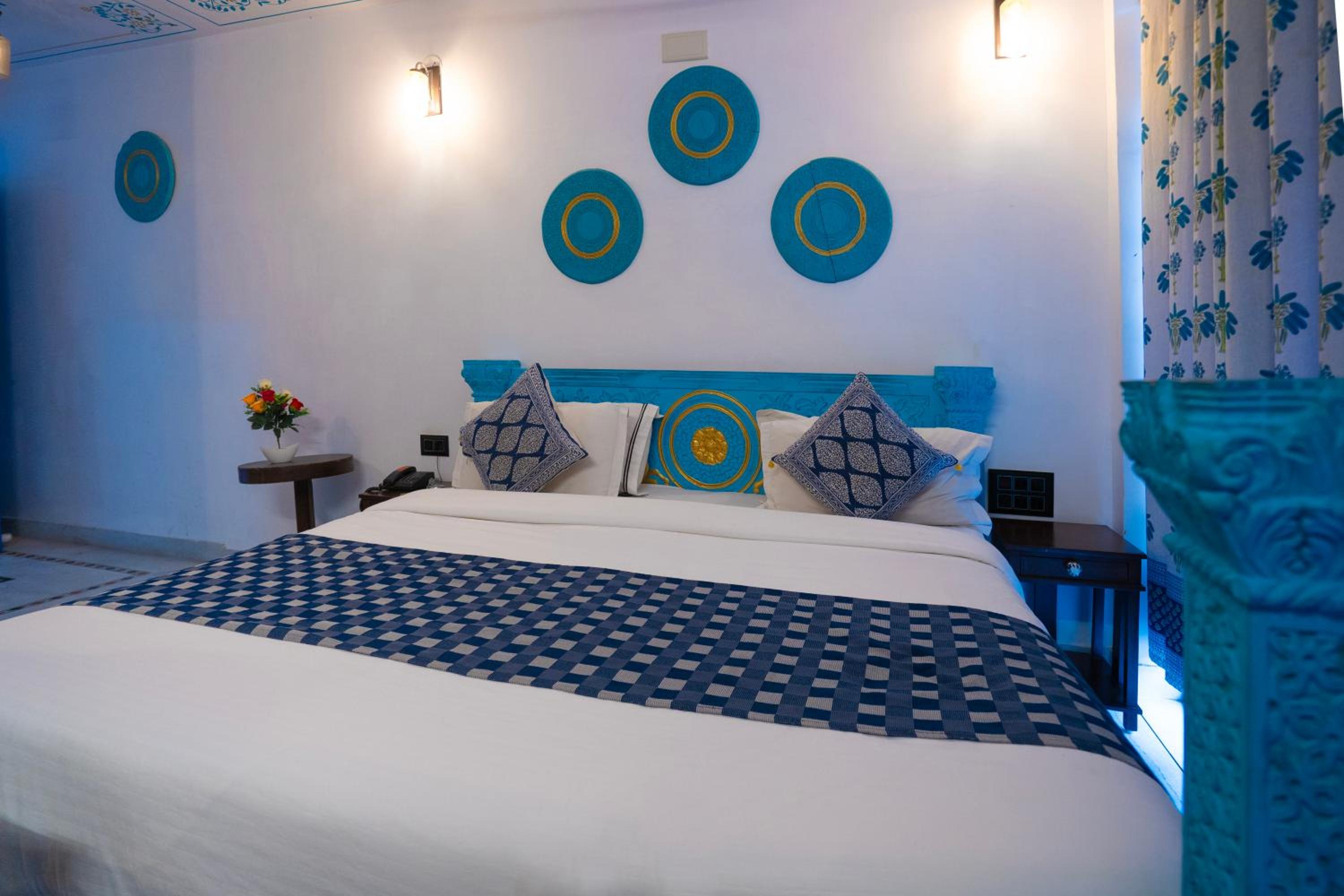  Premium Lake View Room with Balcony - Photo 9