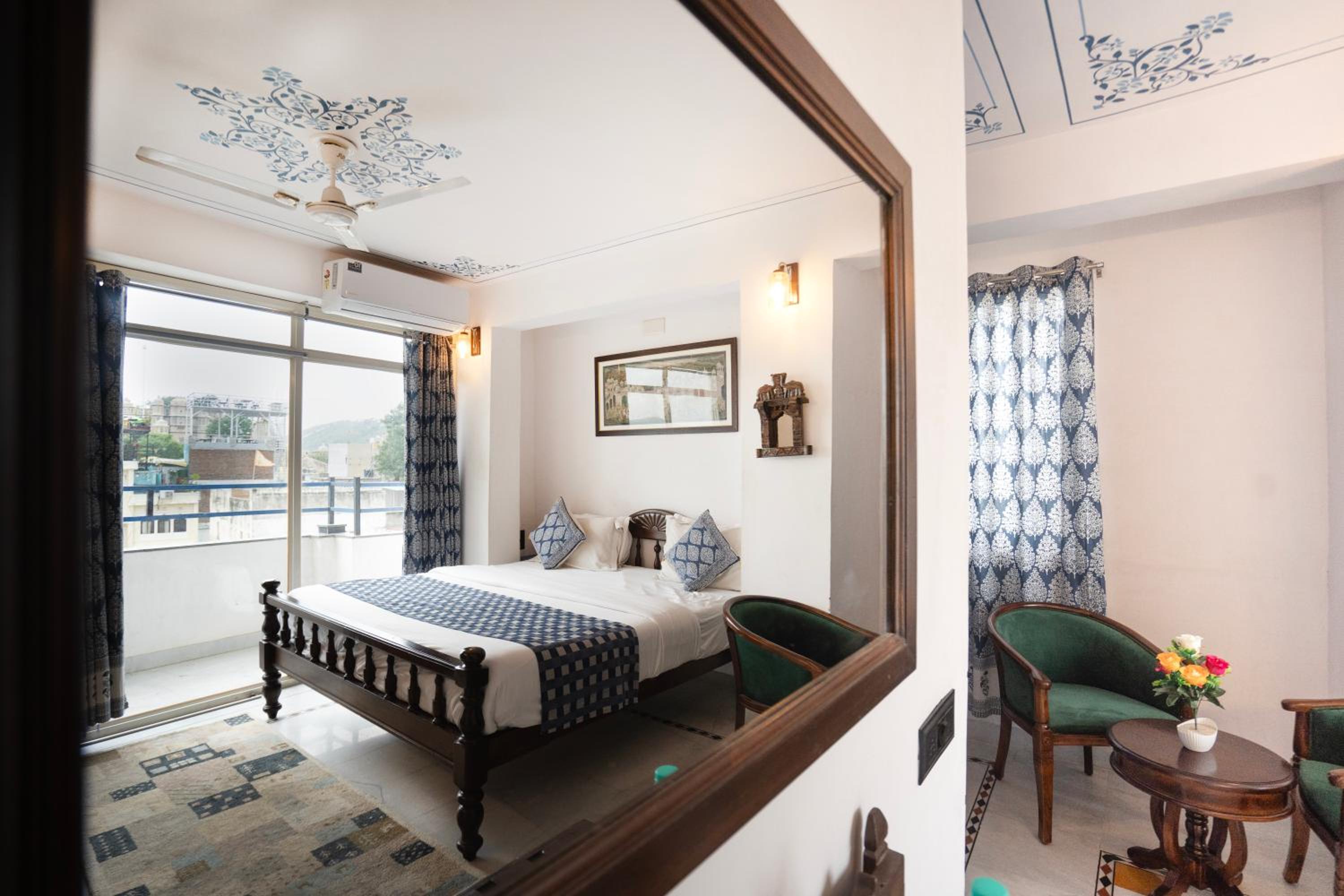  Premium Lake View Room with Balcony - Photo 5