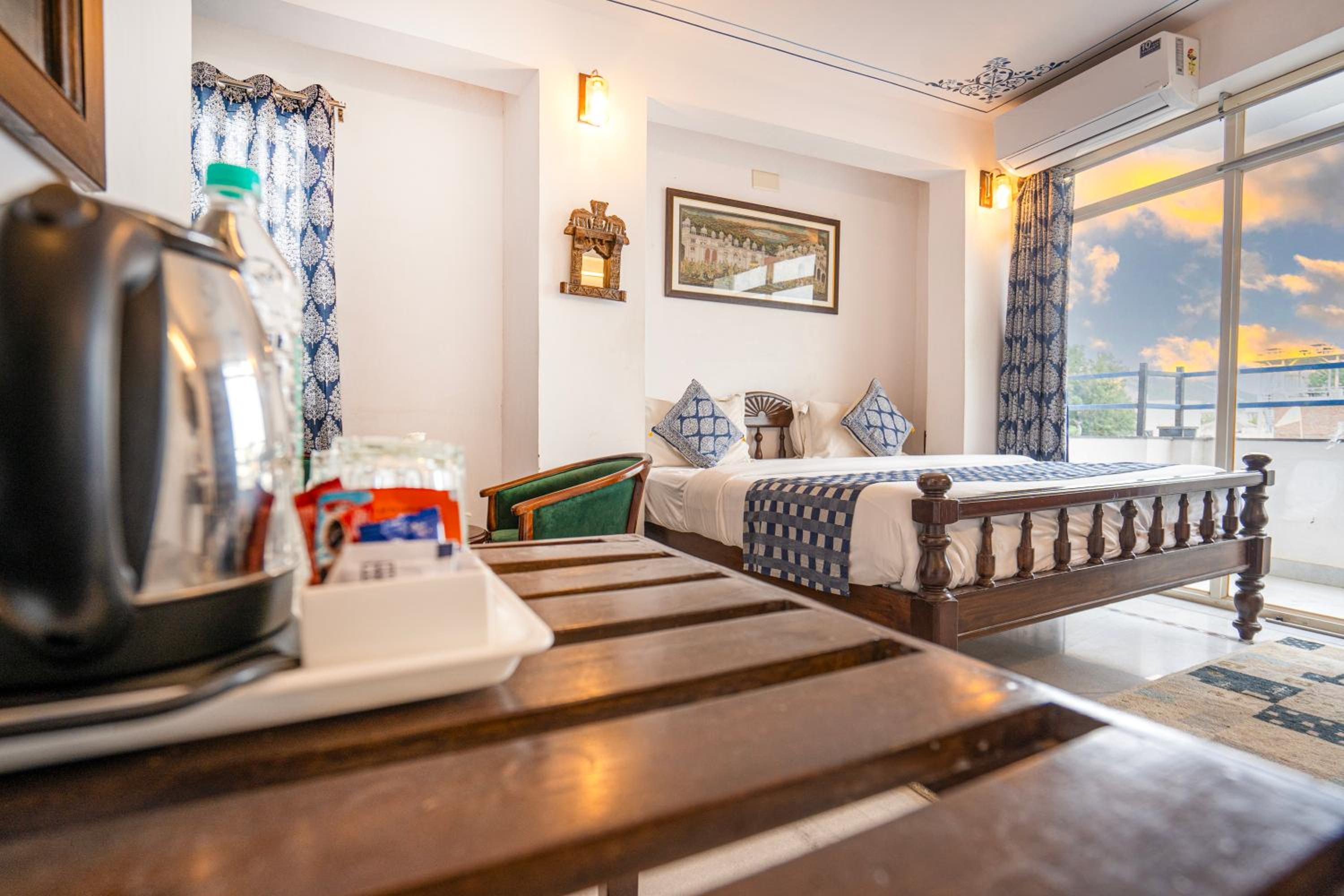  Premium Lake View Room with Balcony - Photo 6
