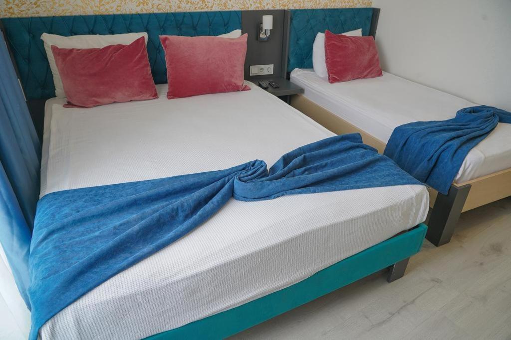 Standard Twin Room thumbnail 6