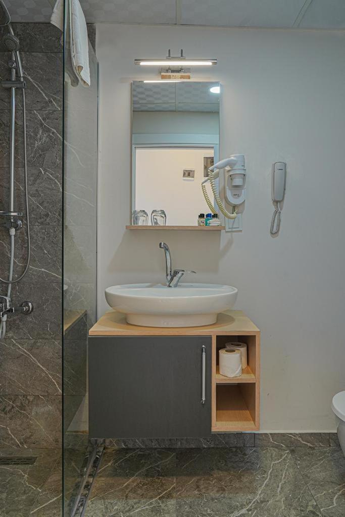 Standard Twin Room thumbnail 5