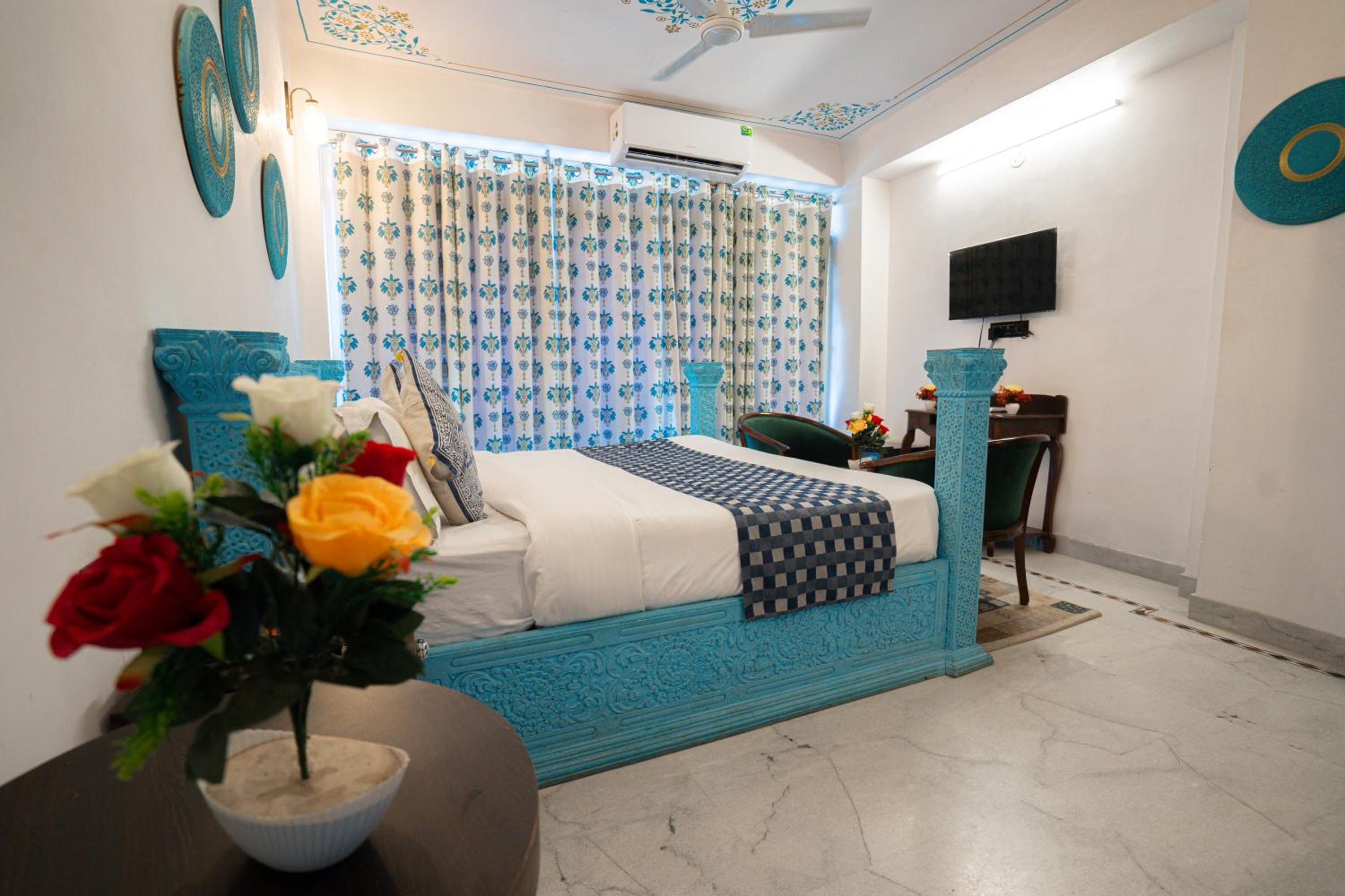  Premium Lake View Room with Balcony - Photo 2