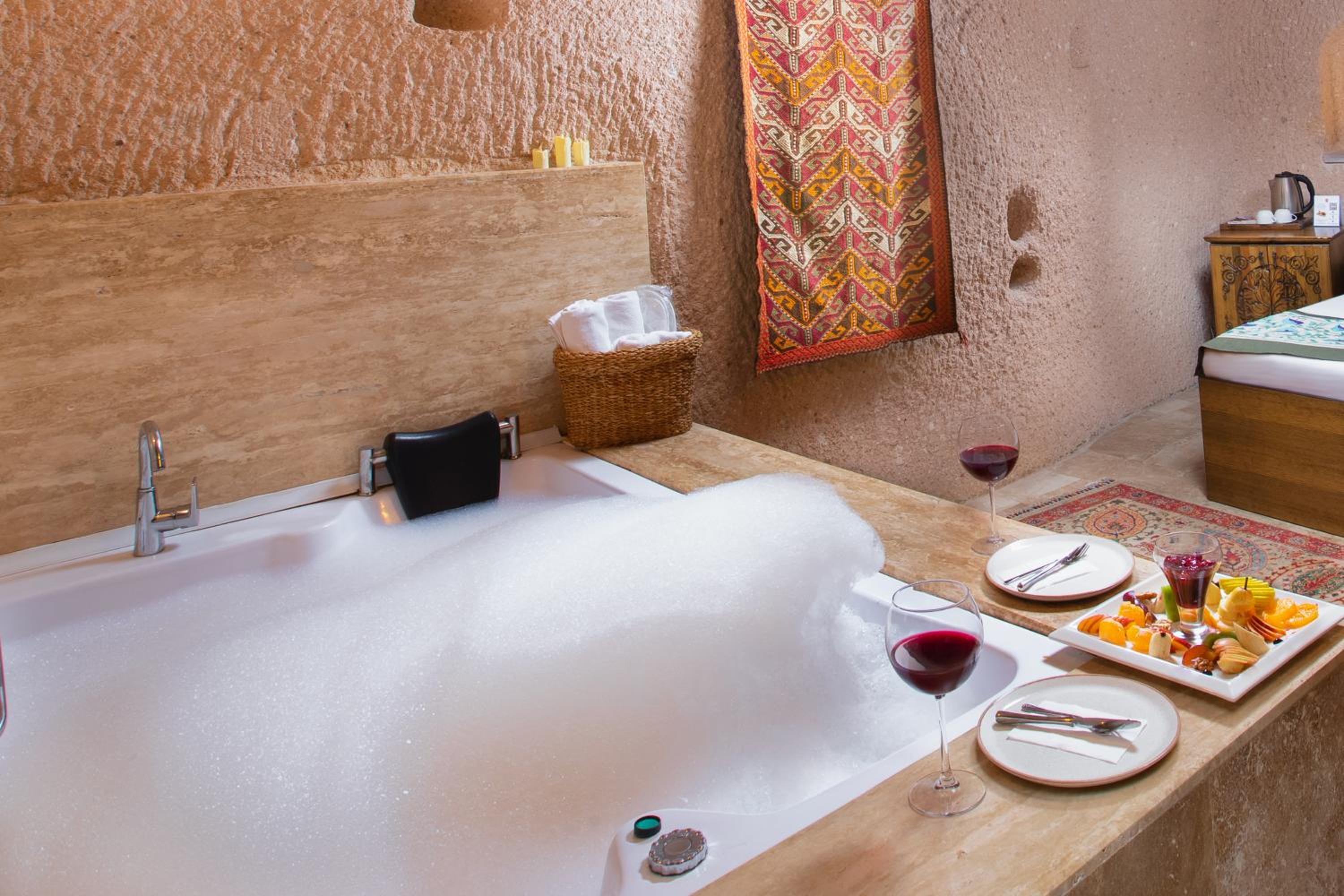 Romantic Cave Suite with Jacuzzi - Photo 6