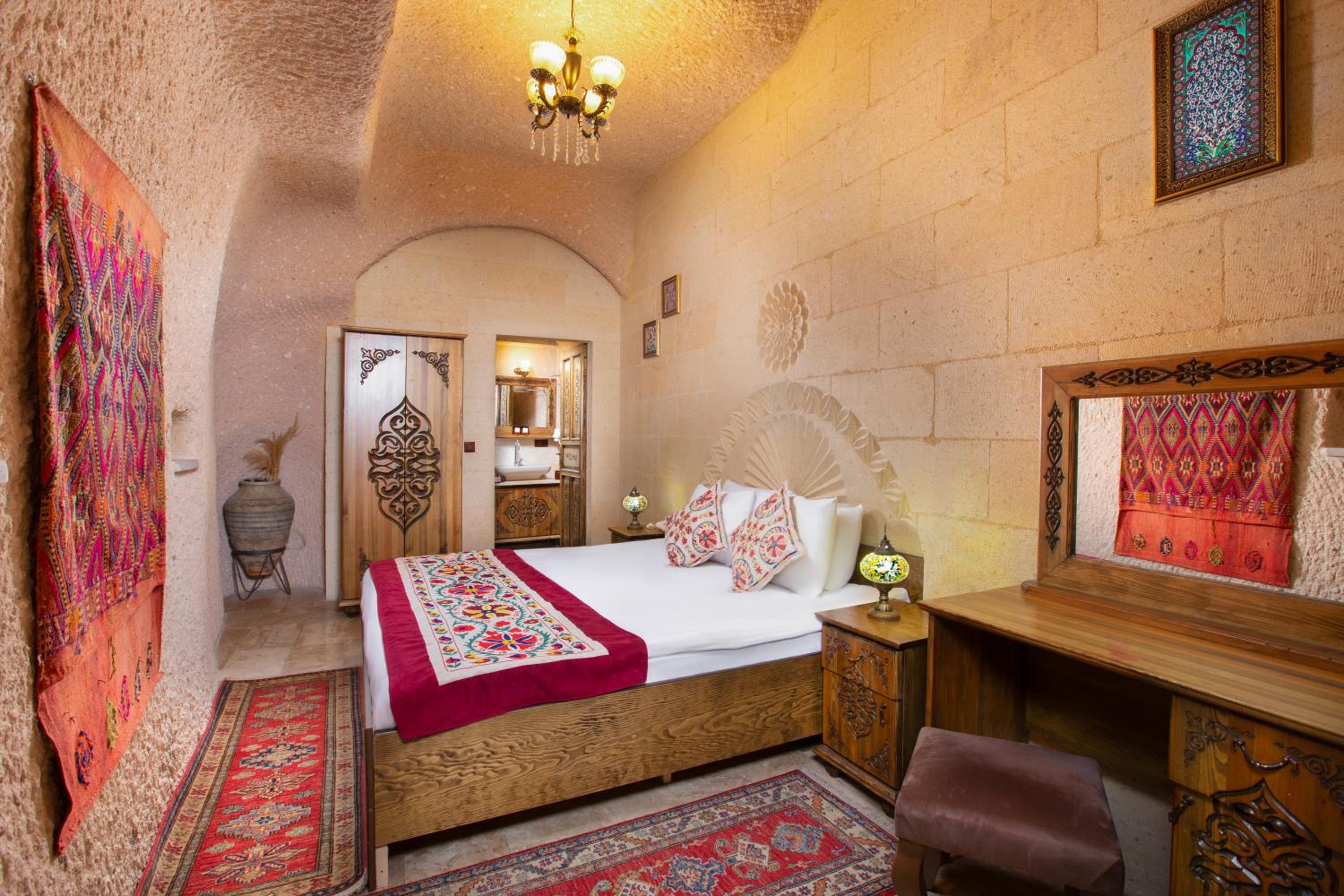 Executive Cave Suite with jacuzzi - Photo 1