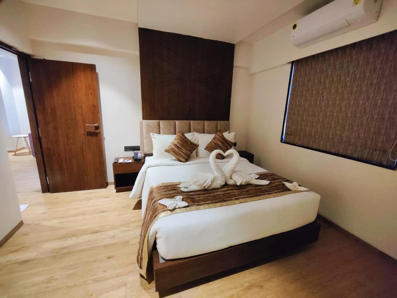 Executive Suite - Photo 7