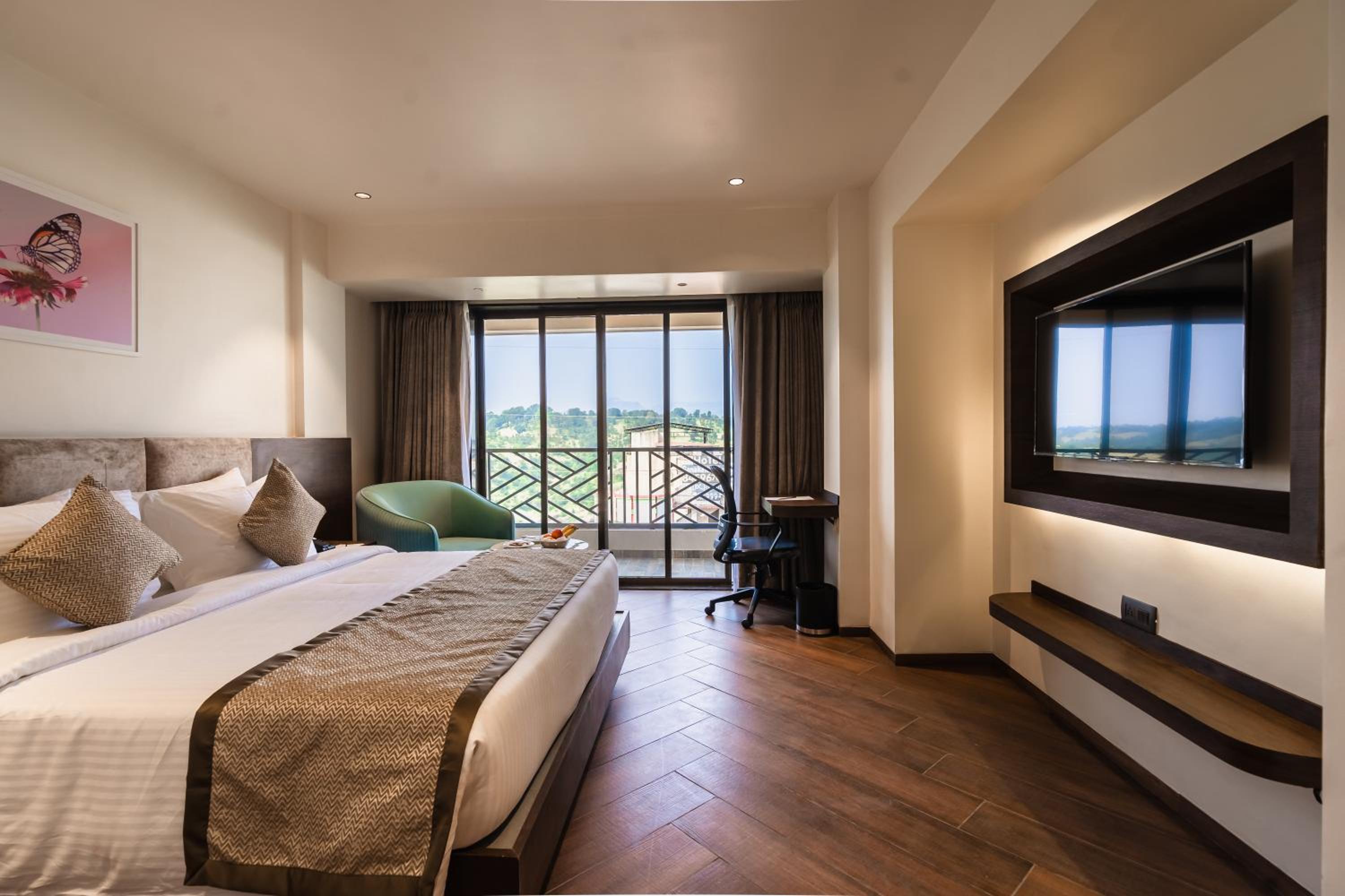 Deluxe Room with Balcony - Photo 2