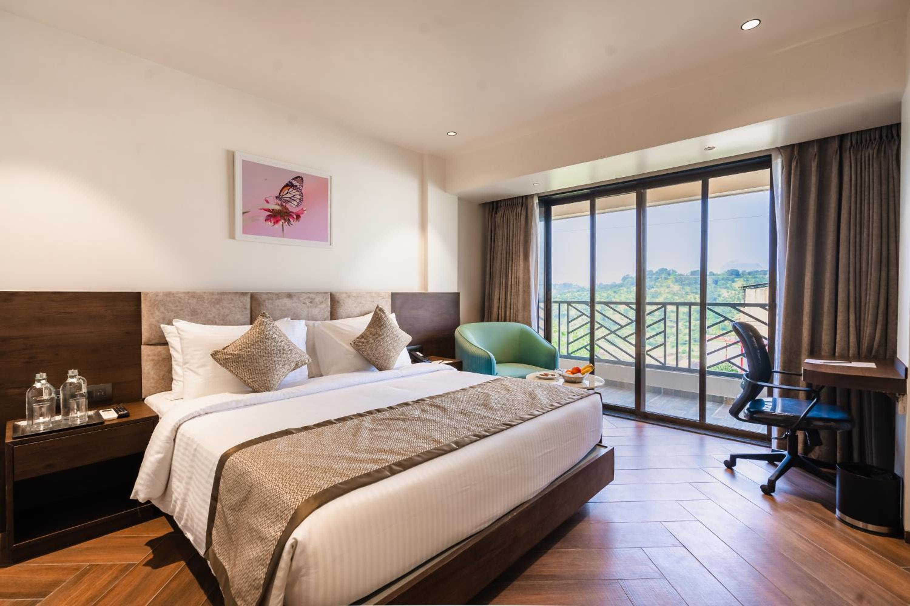 Deluxe Room with Balcony - Photo 5