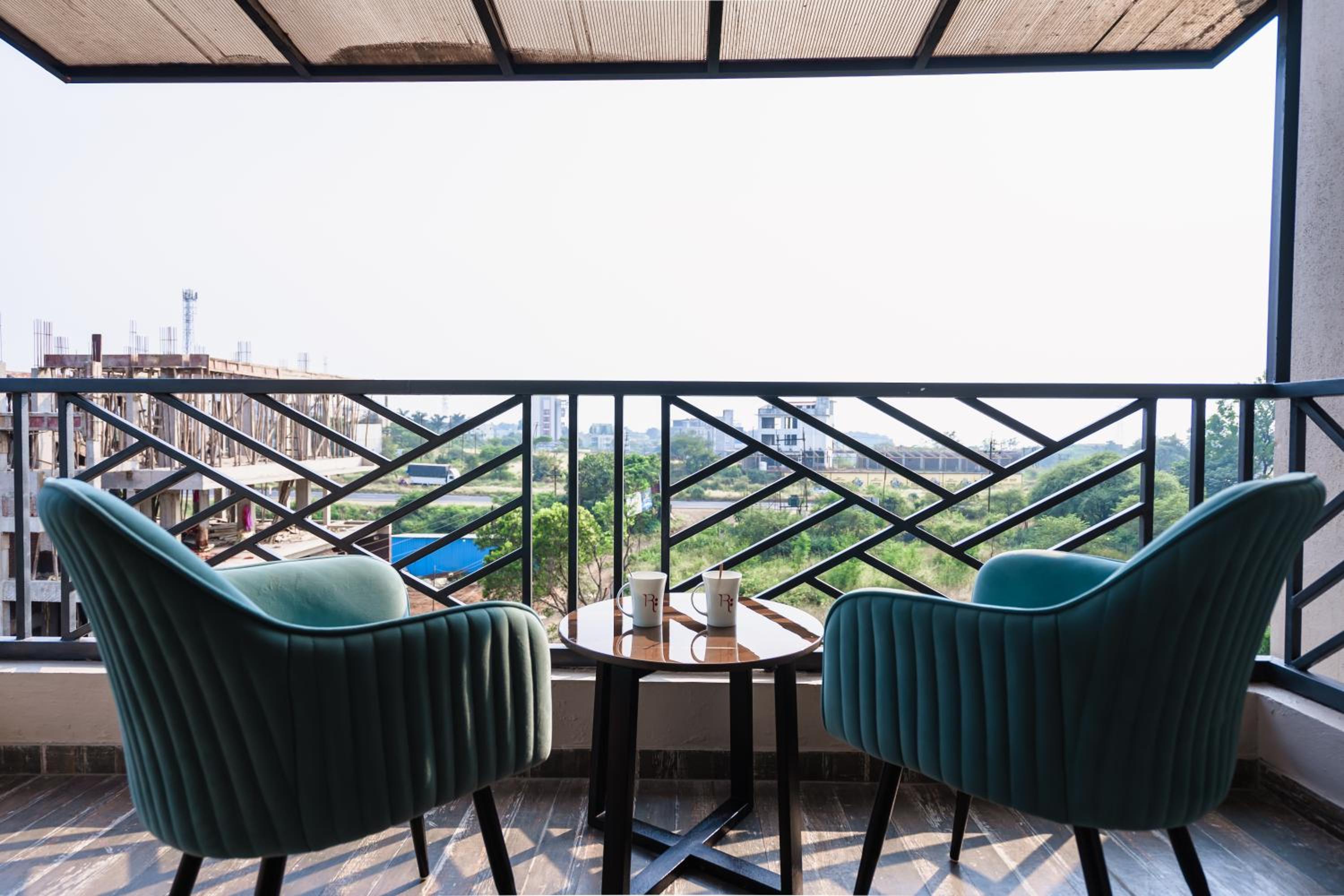 Club Room with Balcony - Photo 2