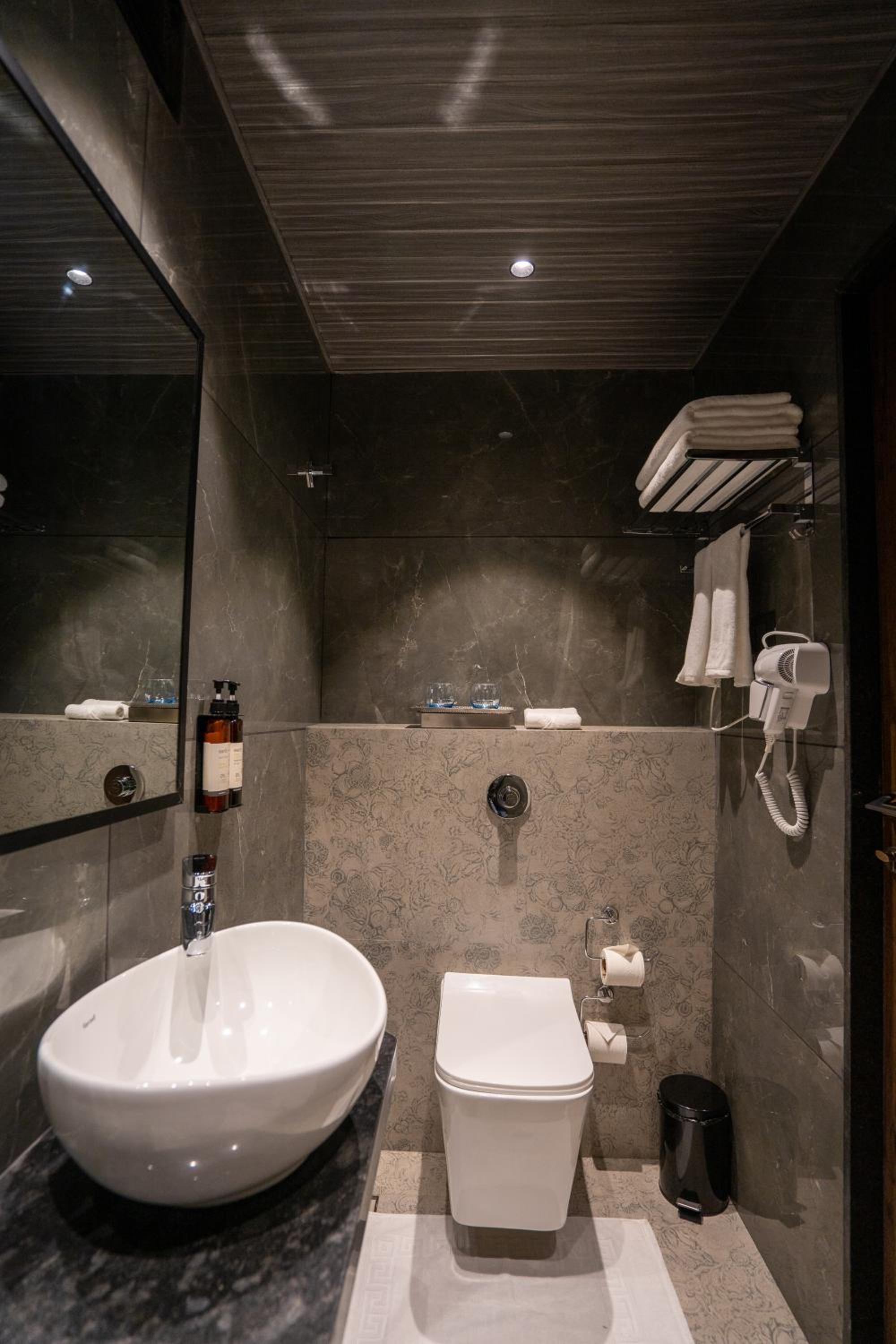 Deluxe Room with Balcony - Photo 4