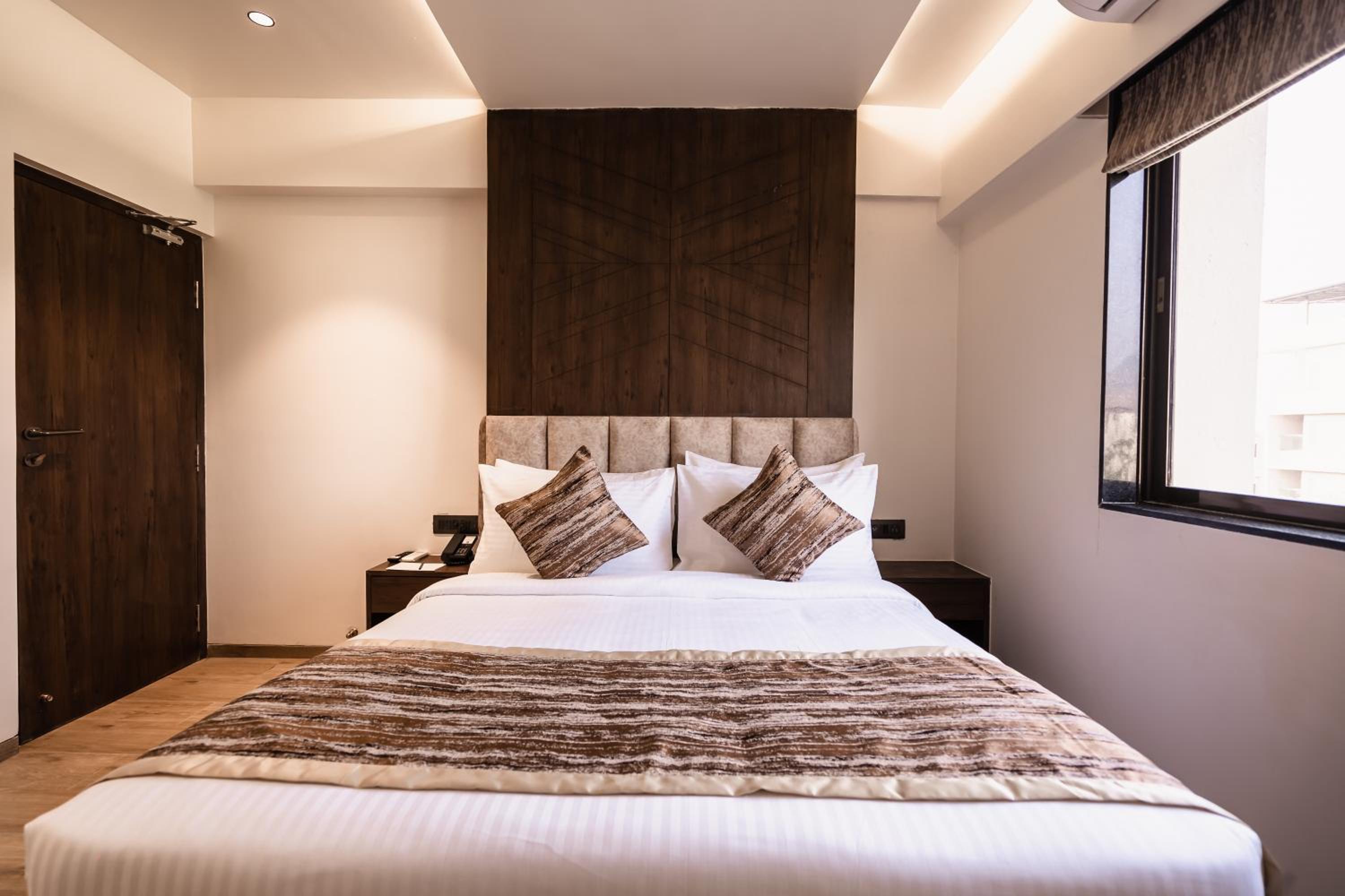 Executive Suite - Photo 1