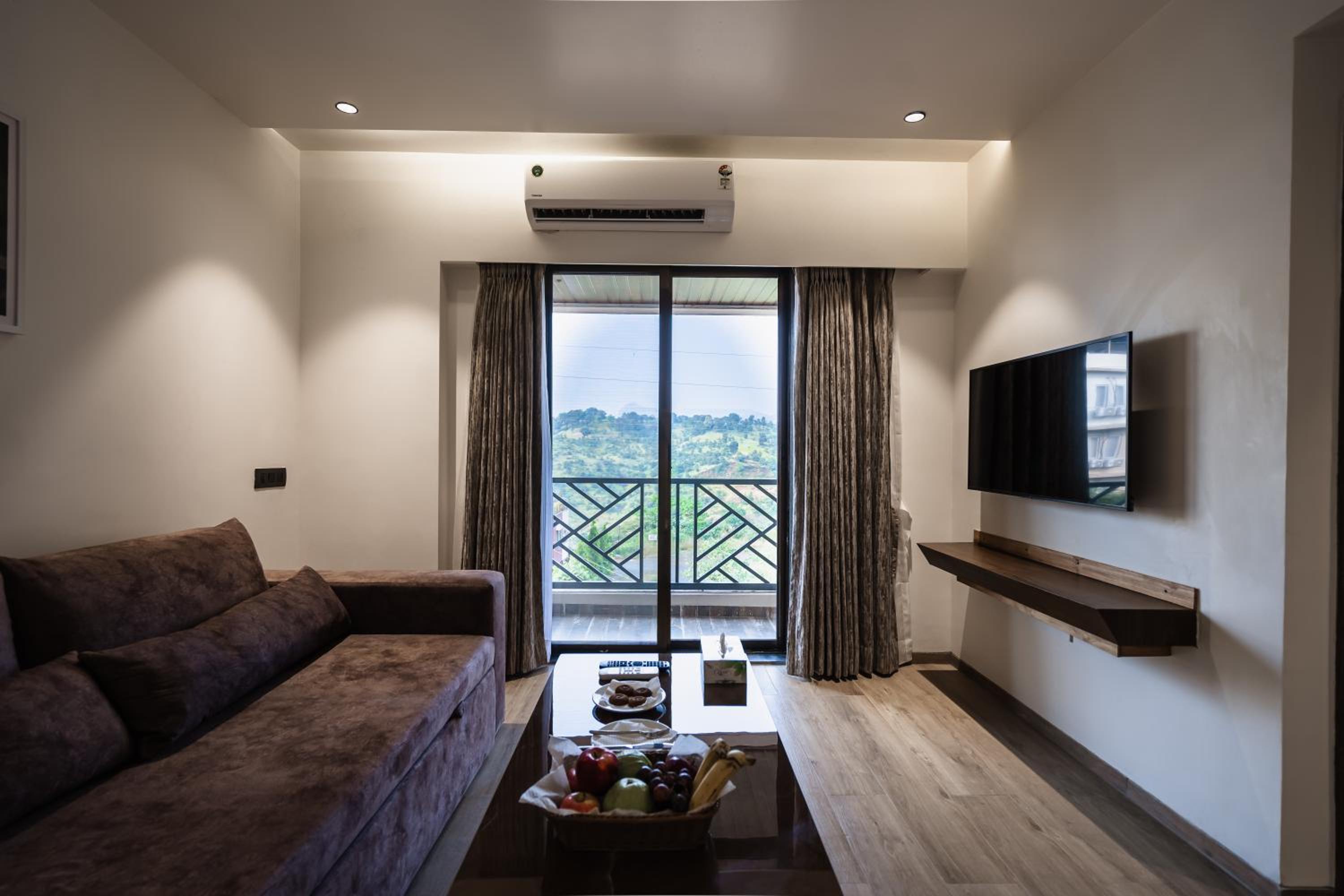Executive Suite - Photo 8